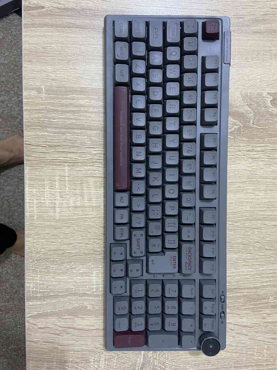 كيبورد EPOMAKER RT100 – Retro Mechanical Keyboard

🔹 الحجم: 95%
🔹 ثلاث انواع للاتصال :
بلوتوث
2.4G وايرلس
سلكي Type-C

🔹 نوع السويج: Yellow  سايلنت (كلش هادء مناسب للكتابة والشغل المستمر)
🔹بيه عجلة للتحكم بلصوت وتكدر تخصصها لامور ثانية 
🔹اضائة RGB كلش حلوة والوانه صافية 
🔹بيه نظام تكدر تنزله حتى تتحكم بيه بسهولة 

بيه مشكلة بسيطة جداً بلشاشة وتنحل يم أي مصلح 
واني اصلا خاصم من سعر الكيبورد على مودها 

يجيك بكرتونته بس  بدون كيبل Type-C 

الكيبورد مستعمل لكن نظيف ومرتب استعماله بسيط وراح تلاحظ من تأخذه 

والسعر جداً مناسب مقارنة بسعره الرسمي 
سعره الرسمي: 105.99$

يعني تقريبا 160,000

اني ابيعه ب 80 الف دينار والتوصيل 5

للاستفسار راسلني خاص كربلاء, العراق


**إذا كنت صاحب هذا الإعلان وتريد حذفه لأي سبب، رجاءا أرسل رسالة إلى الدعم الفني**