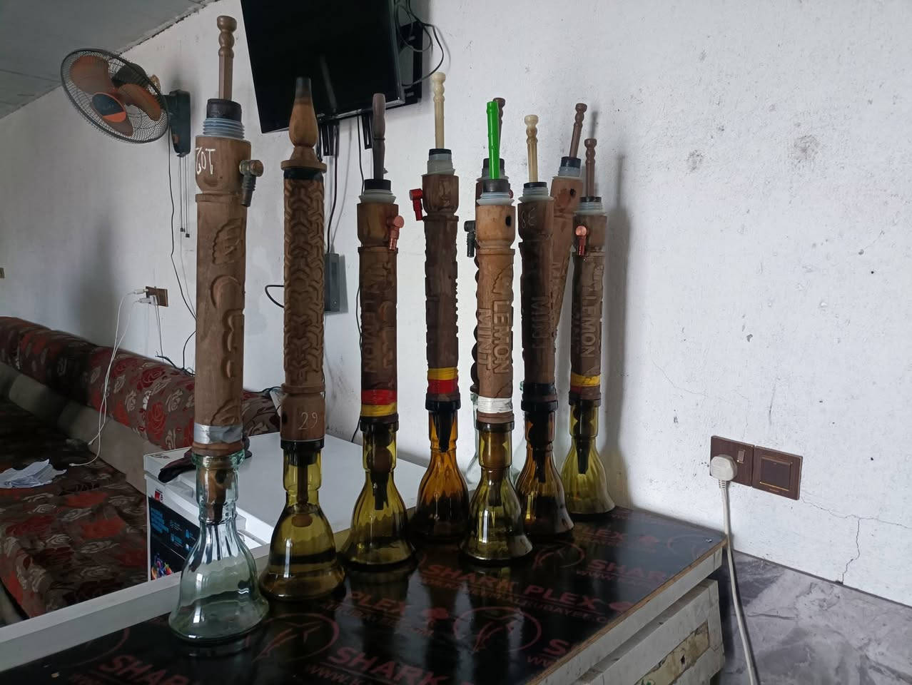 السلام عليكم يوجد نراكيل خشب مطبع كاملات تسعه تريد بس بكار تريد نركيله كمله ومطبعات النركيل نكليزي وعلج ونعناع  وتفاحتين الي يريد يتصل على الرقم. ***********. مكان ناحيه النيل قرب جسر كيش
