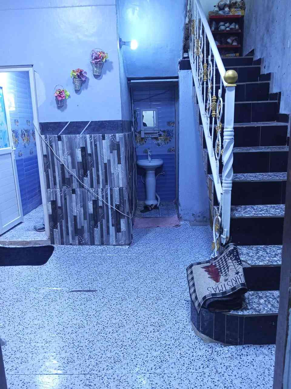 بيت للبيع 90 متر
واجهة 10 ونزال 9 
كونكريت مسلح بي غرفه مطبخ وصاله واستقبال 
العنوان حي الوحده شارع الزهور بالتقاطع استفسار ***********
