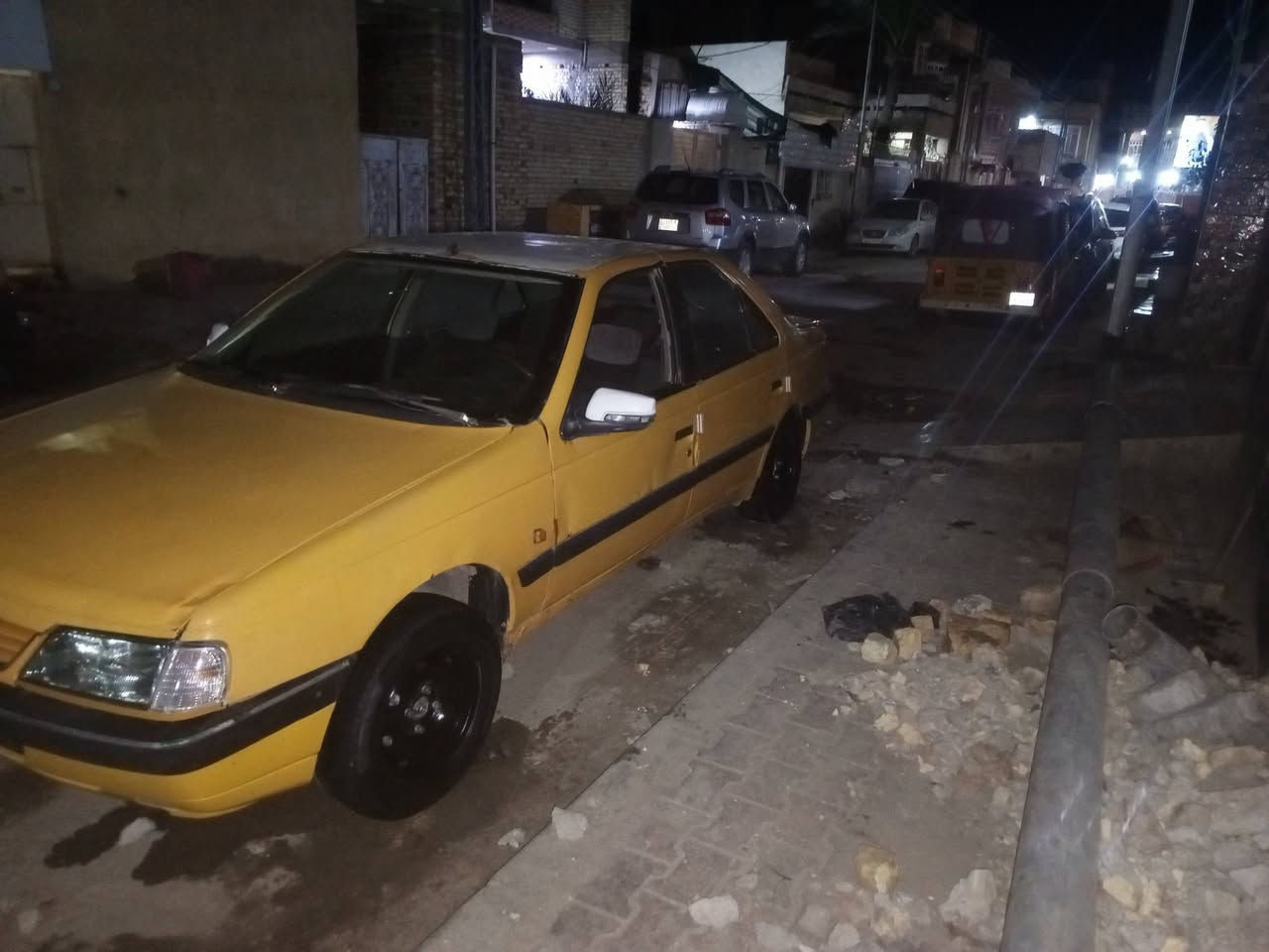 السلام عليكم بيجو 405مديل 12السياره حلوه كير مكفول المكينه بيه كازكيت سنويه نافذه بال17 هيىه وغرامه عله المشتري سعره 18 وبيه مجال *********** ابيع عله حطته كوم حديد
