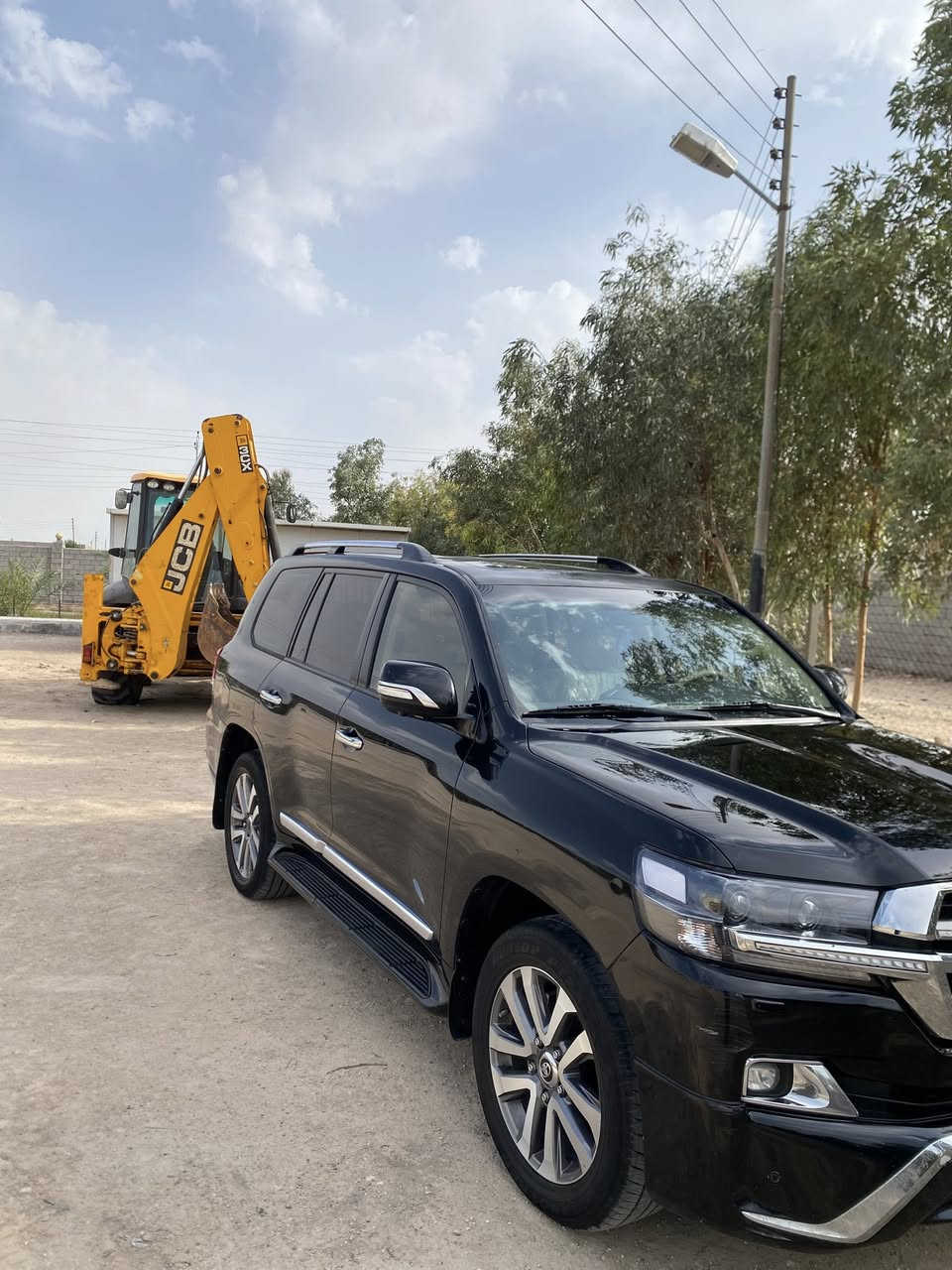 السلام عليكم
للبيع لاندكروز موديل 2017 محرك 8 
سياره فول مواصفات بهاي الفئه 
8ايرباك 
رقم بغداد مميز 
حساسات امامي خلفي 
4 كامرات 
سياره وايد ايديشن 
كراسي جلد كهرباء
حداده جديده 
تخم تاير 
باتري جديد 
سياره جاهزه للاخير 
—————-
بيها صبغ البنيد 
القماره جارده 
بيها بارد موضح بالصور 
——————
للاستفسار اكثر اتصل 
***********
