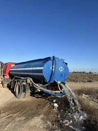 عندي هينو البيع ٨٢سيارة حلوة  وجاهزة تانكي نضيف حمولة ١٤ الف وأي استفس...