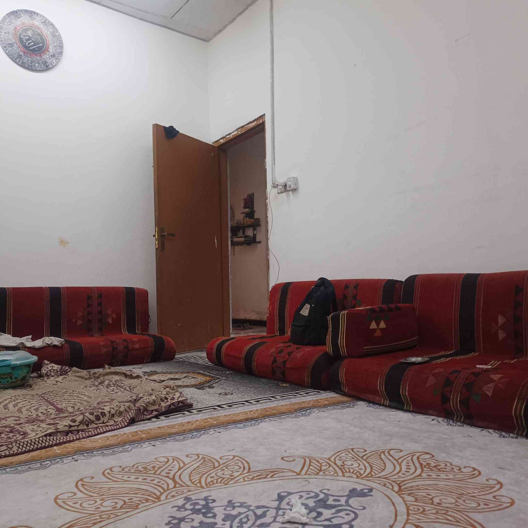 بيت طابو زراعي والملاج عراقي .. منطقة ابو كوصرة قرب سنتر طه 
البيت كونكريت ٢١٠ متر وبظهر البيت فضلة ٩٠ متر مبنية مشتمل يصلح حديقه بضهر البيت 
يتكون البيت من غرفتين وصالة وموزع ومطبخ وصحيات ٢ خارجي وداخلي موقع البيت ممتاز راس ركن ومتوفرة جميع الخدمات 
السعر المطلوب ٧٥ م ‏‪***********‬‏
