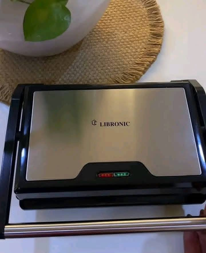 كابسة صاج ماركة LIBRONIC الالمانية 🇩🇪 
الميزات:
صحن تسخين مانع للالتصاق
زاوية فتح حتى 90 درجة
قفل لتثبيت الطعام داخل الكابسة
ضمان لمدة سنة من تاريخ الشراء
الطاقة: 1300 واط

للحجز راسلنا خاص 
واتساب ***********

