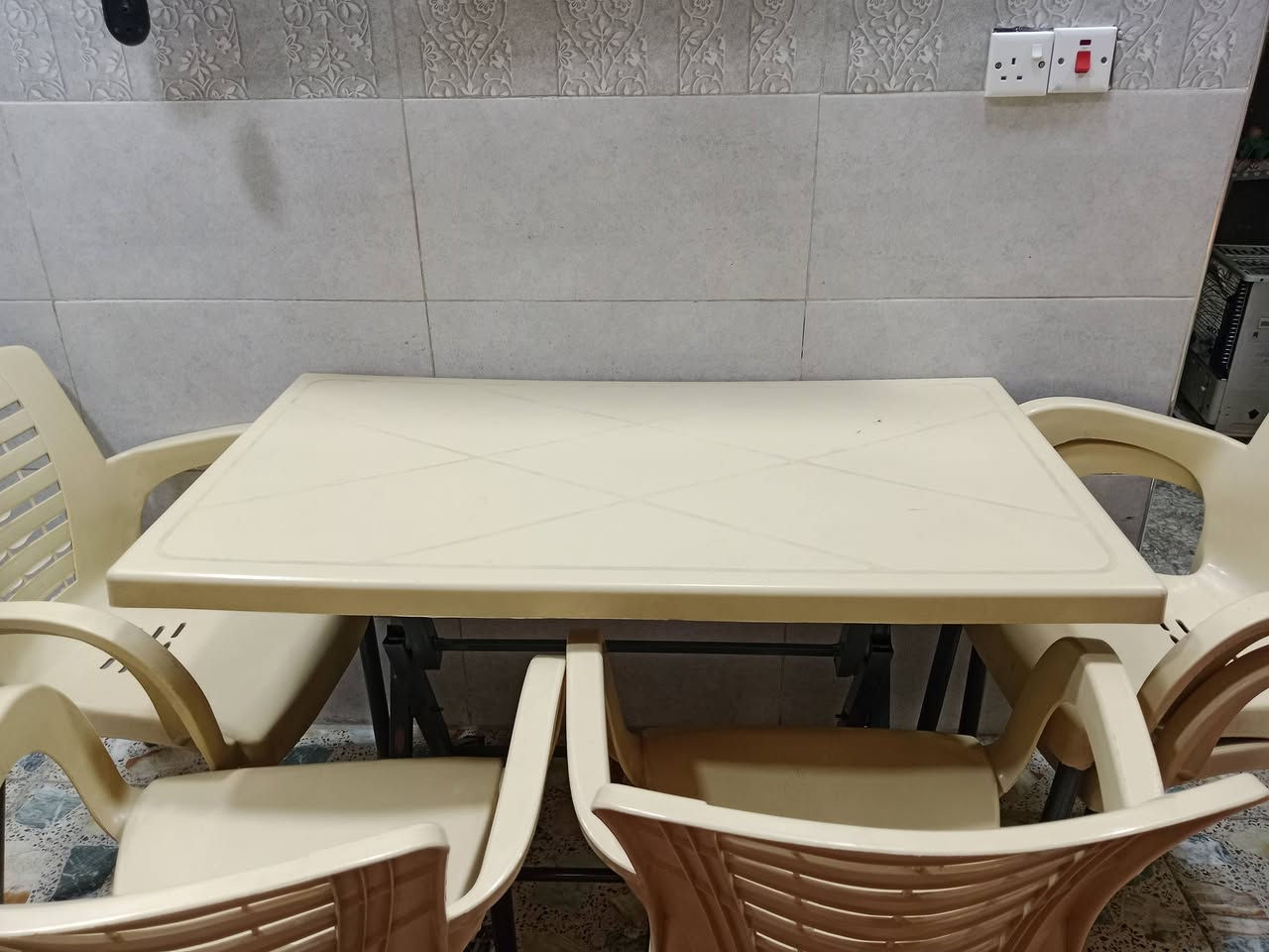 سلام عليكم ميز+5 كراسي للبيع سعر 85 الزعفرانيه ***********
