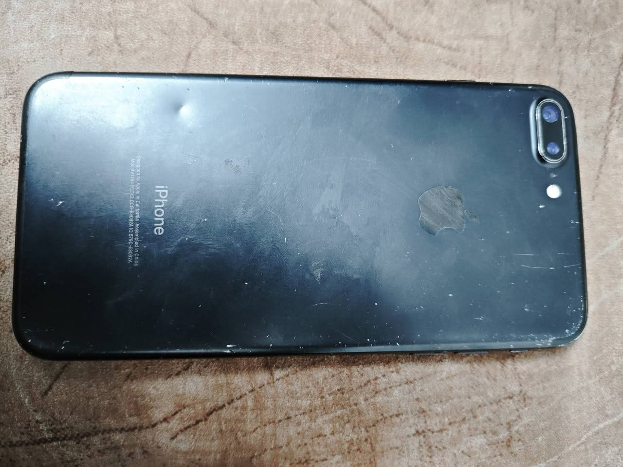 السلام عليكم عندي ايفون 7 بلاس التليفون نضيف حيل بس مبداله بطاريه وبطاريتا ١٠٠ سعرا ٩٥ وبي مجال والتليفون ما مبدل بي شي بس بطاريه  مكاني بغداد المحموديه وهذا رقمي *********** مراسله علا واتساب او اتصال
