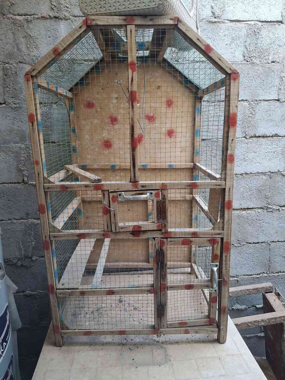 قفص للبيع .. نظيف جدا
حجمه كبير بس ما اعرف قياساته 
للاستفسار الاتصال عالرقم .. ***********
