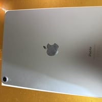 Ipad air 11   ذاكره 128 بصمه اصبع نضافه 100% بطاريه 100% جهاز نضيف است...