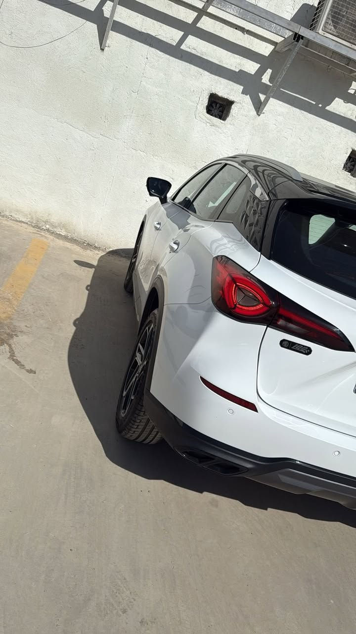 السلام عليكم mg one فول مواصفات أعلى فئه موديل 2024 رقم بغداد مكفولة كفالة عامة بيها ضمان 6 سنوات أو 200 ألف كيلو وبيها سنتين صيانة مجانية ماشية 8 الآف ومكان السيارة بغداد للأستفسار (***********)والسعر 26 مليون وبيها مجال قليل ومكان السيارة زيونة شارع الربيعي
