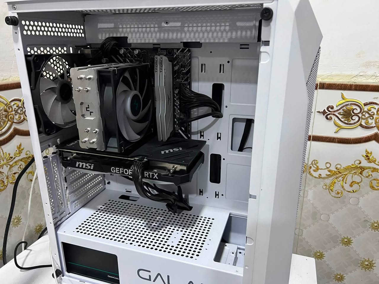 السلام عليكم تجميعة للبيع
المواصفات:
 المعالج (CPU): Intel Core i5-13400F

 مبرد المعالج (Cooler): DeepCool Gammaxx AG400

 كارت الشاشة (GPU): MSI RTX 4070 12GB Ventus 2X

 اللوحة الأم (Motherboard): ASUS Prime H610M-K D4

 الرام (RAM): 16GB (2x8GB) 3600MHz T-Force Delta RGB White

 التخزين السريع (SSD): NVMe 256GB

 التخزين الإضافي (HDD): 1TB Toshiba 7200 RPM

التخزين الاضافي (HDD): 320GB

 مزود الطاقة (Power Supply): DeepCool 650W PF650

 الكيس (Case): Galax Rev 05 White (أبيض مميز)
الشاشة: acer 180Hz 0.5ms 1080p IPS HDR
ماوس وكيبورد ريد دراغون 
سماعة ريد دراغون 
ملاحظة: بس جامة الكيس مكسورة التجميعة جدا نظيفة الله شاهد ومعتني بيها هواي تجي تفحصها وتبات يمي براحتك الك كل الوقت بالفحص السعر كاملة مليون و650 
مكاني بغداد السيدية 
الرقم:***********
