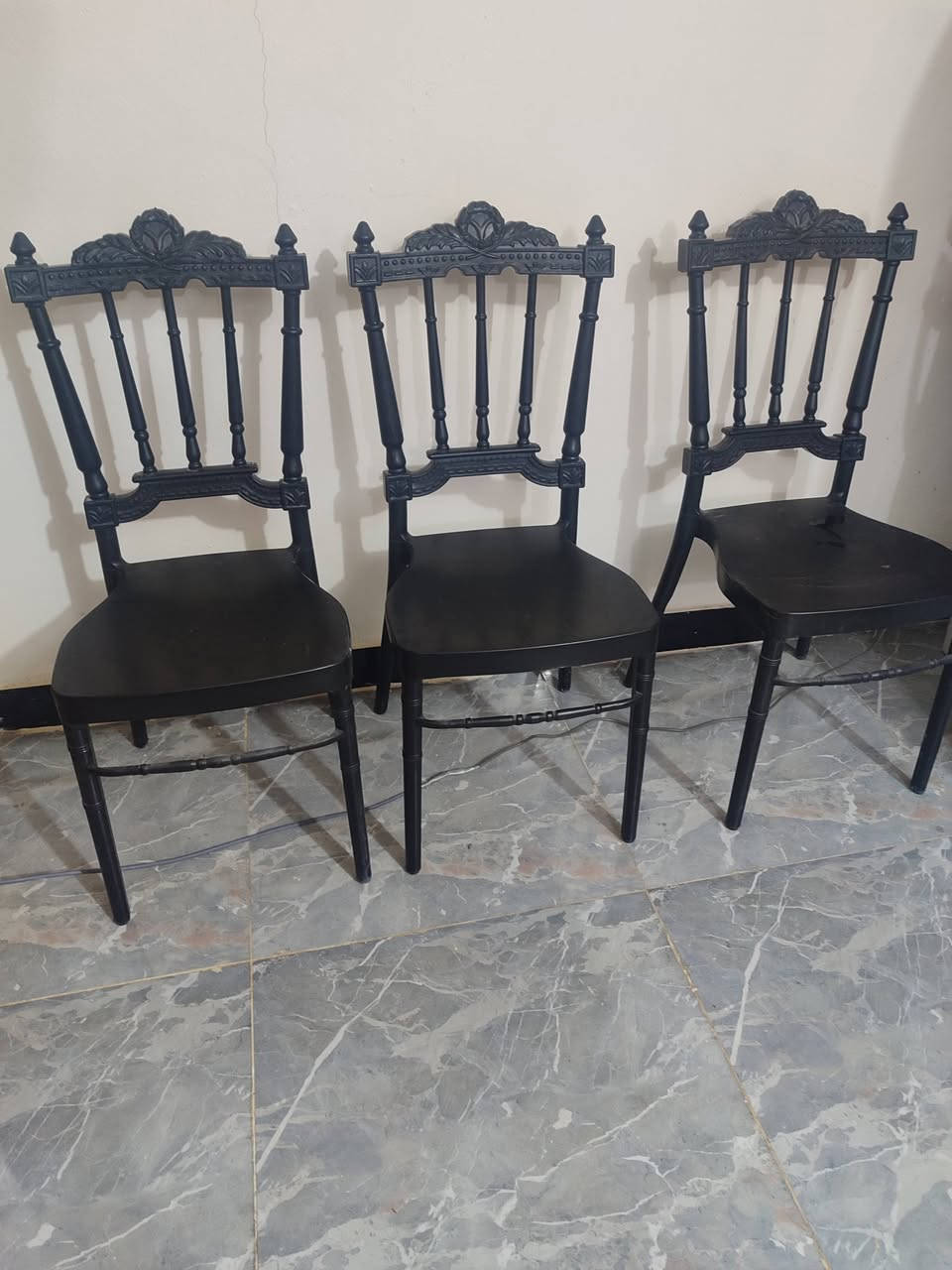 طباخ نضيف وشغال  وكراسي 3  ايريدهن خل يجي وتساب ***********
