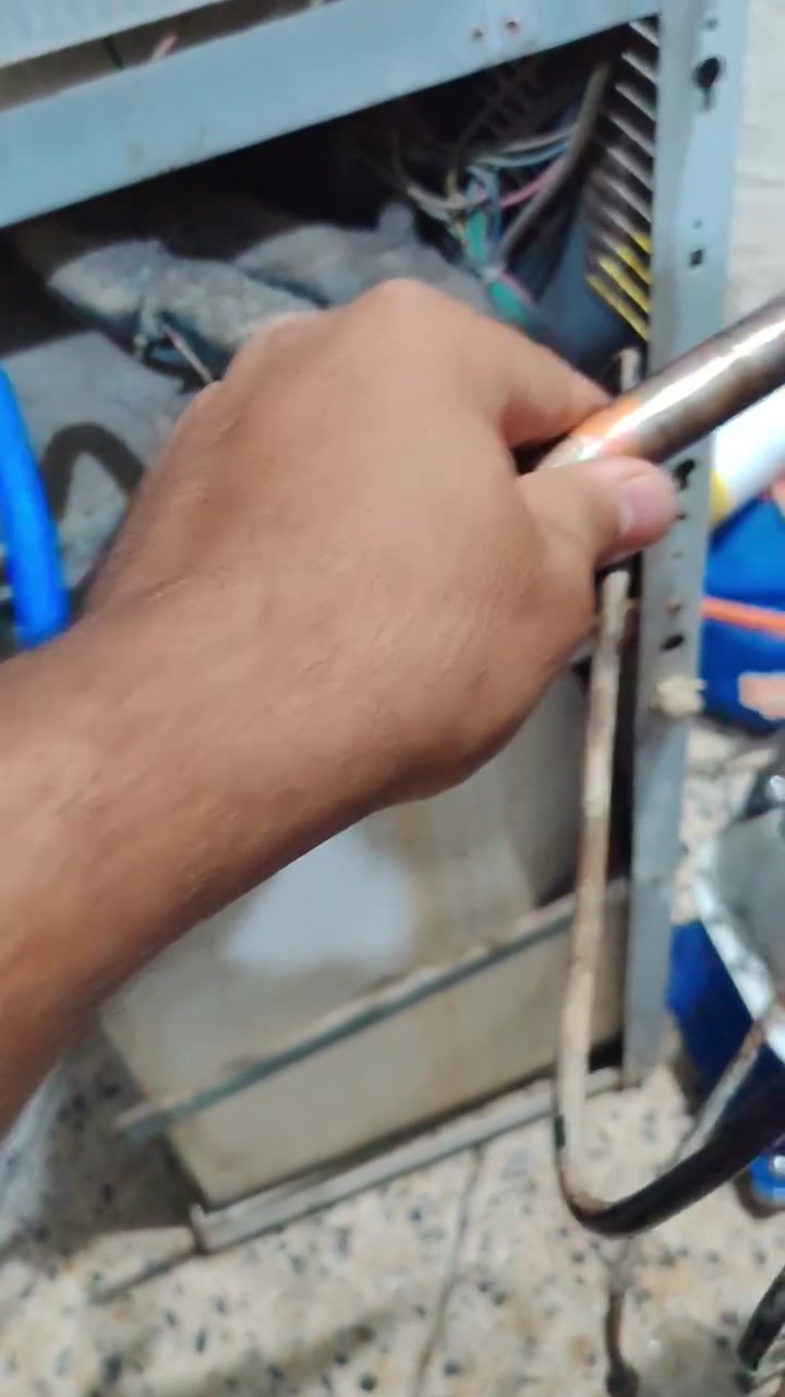 🔧 تم إصلاح انسداد بدائرة التبريد بنجاح. تم فتح الانسداد، تبديل الفلتر، سحب فاكيوم، وإعادة شحن الغاز مع فحص ضغط التشغيل والتأكد من رجوع التبريد إلى وضعه الطبيعي. ❄️✅

للتواصل او الاستفسار / ***********
أبو قسور
