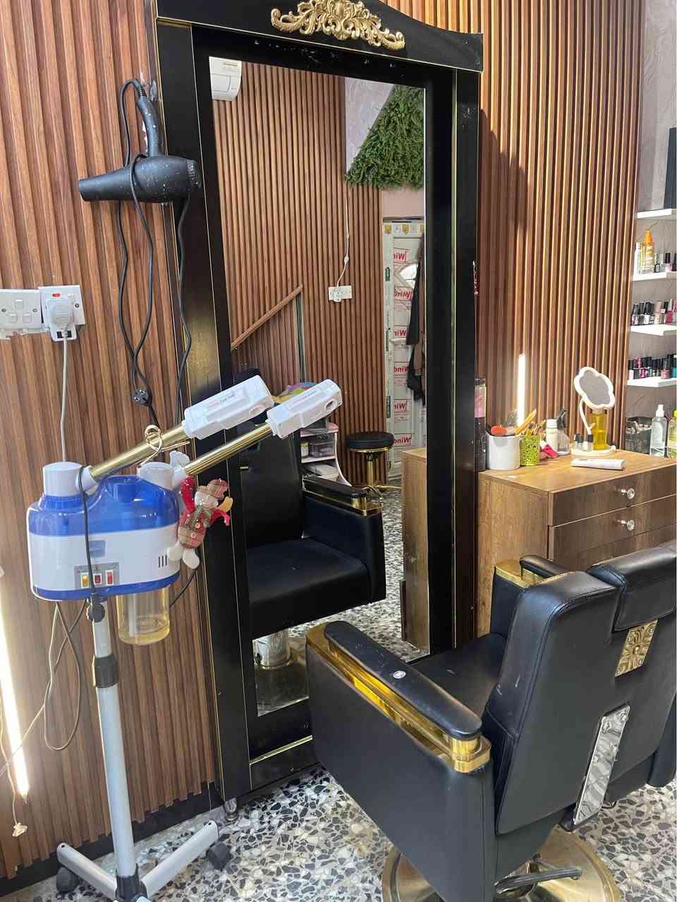 سبا للبيع كامل مع سبلت طن ونص و بلازمه غراض كامله غراض تنضيف قدم وجل اكستيشن سبا جاهز ومتكامل مع مخزن و حمام 🚾 موقعه كلش حلو  تقريبا على شارع العنوان الدوره حي الصحه خلف اسواق ليمونه سعره 2750 وبي مجال وإيجار المحل 100تردونه هوه والمحل او لا شغله خير من الله سبب البيع انتقلنا من الصحه  *********** بغداد, العراق
