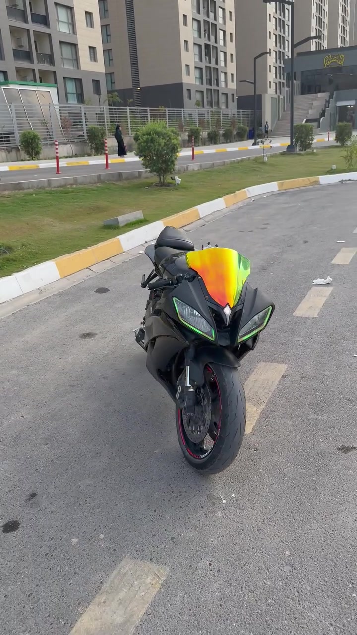 �
🏍️ Yamaha R6 موديل 2015

📌 المواصفات

* محرك 600cc (4 سلندر)  

* قير 6 سرعات

* تبريد ماء (راديتر)

* نظام حقن وقود (إنجكشن)

* وزن خفيف تقريباً 189 كغم  

📌 الحالة:

* مكفولة كير محرك

* محرك شغال 100%

سعر:

(35قابل للتفاوض)

📌 الموقع:

(بغداد حي الحسين)

📞 للتواصل: ***********
