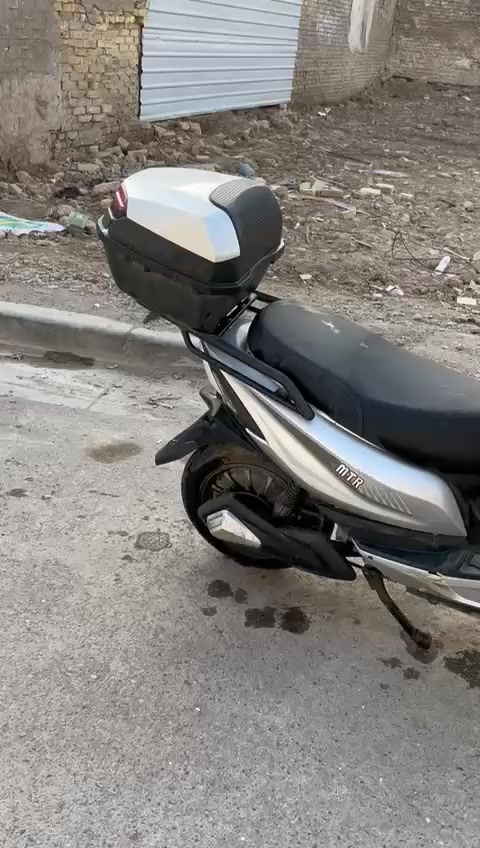 سلام عليكم دراجه سكنس كهربائي
ملف 2.500
موصفات بصمه 
تشغيل عن بعد
كامله موصفات 
بيها كم شخص موضح بل فديو 
الممشى 1117
سعر750وبيها شوفه 
مكان دراجه بغداد  الحبيبيه قرب شارع المكافحه 
 ‭0773 954 0935
