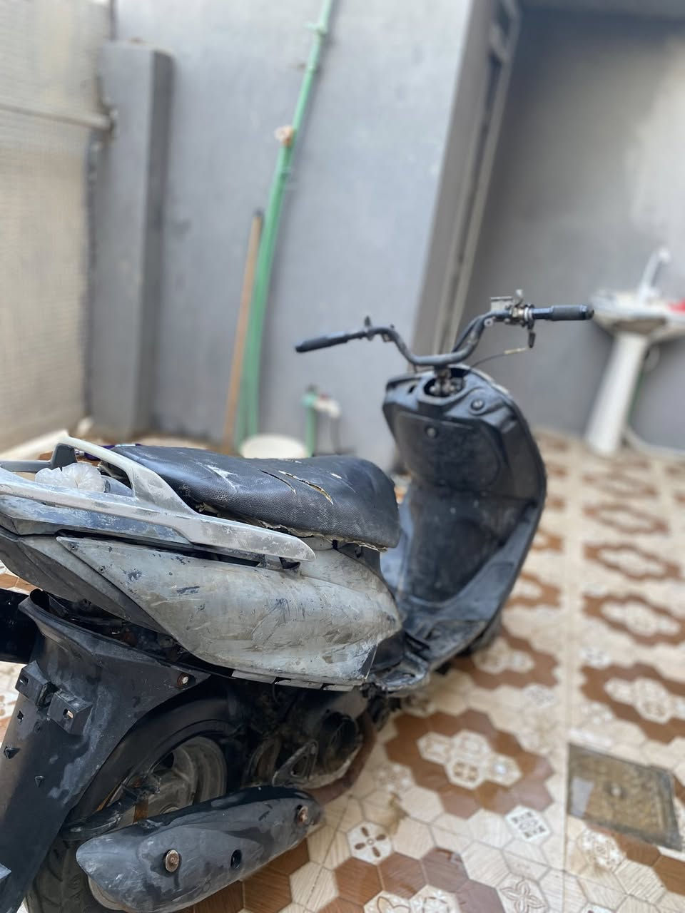 سلام عليكم دراجة ثعلب 140 مابيها شي بس مخنوكة يحتاجلها بس تنضيف الكابريتر وتشتغل دراجة تايرات جديد دهن جديد سعرها 110 وبيها مجال 
الرقم ***********
