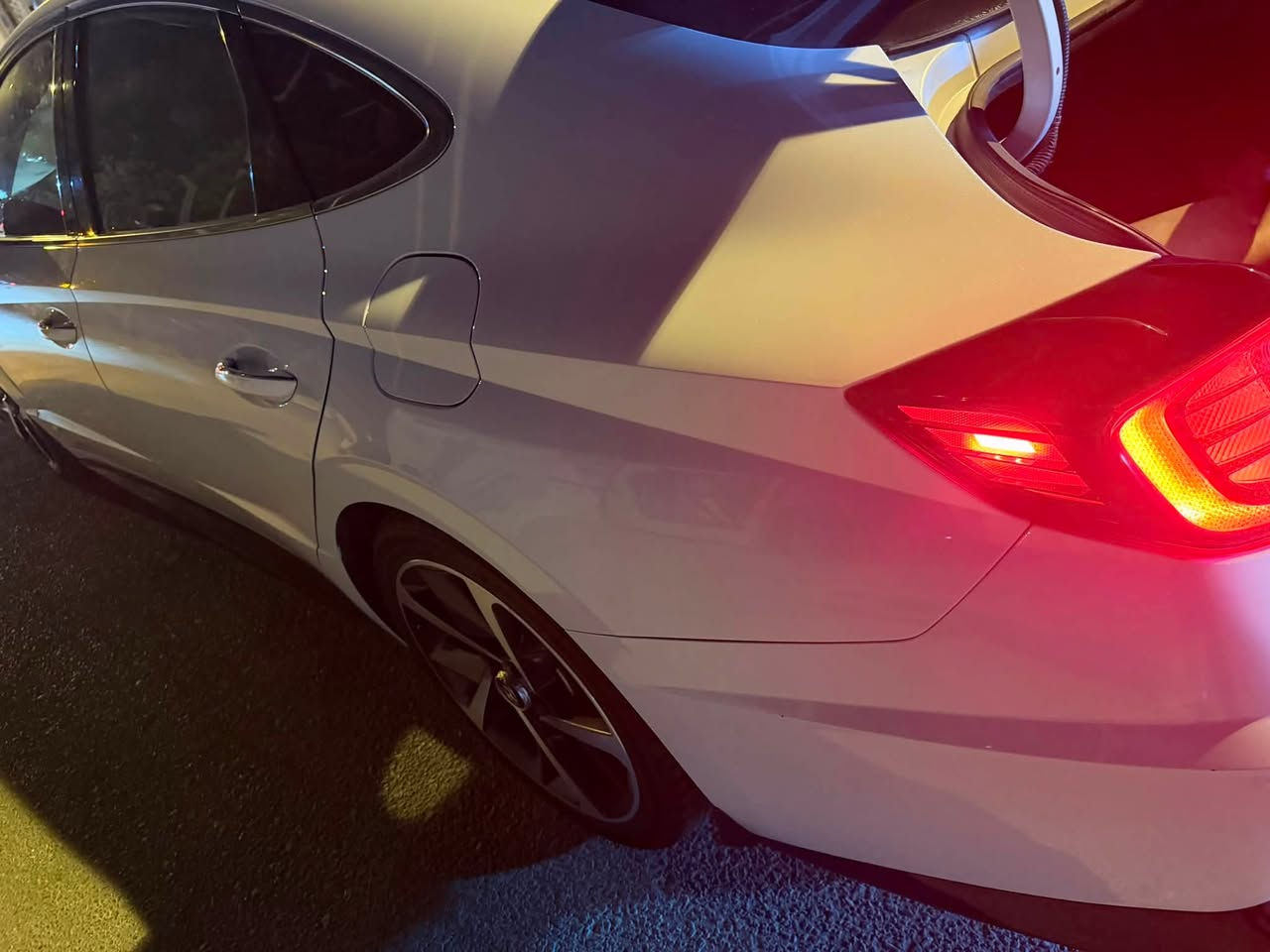 🛑 سوناتا مديل 2022 فول لمتدد
🛑 رقم بغداد  الجديد حره بأسمي 

مكينه كير تبريد حداديه ودواخل بل كارتون جدد السياره بعتباره زيرو  حادث فقط بنيد بدون واخل +جاملغ بارد 
يوجد صور السونار و رقم الشاصي 
  ( دهن كله أمزويا الأصلي أبدل)
 
(السعر 182 وبيهه مجال قليل)
     *********** الأستفسار 
         المواصفات 👇
           
1- محرك 1.6 تيربو 
2- كير أوتوماتيك 8 سرعات.
3- بصمة بالأبواب وتشغيل زر.
4- تشغيل السيارة عن بعد من الريموت.
6- شاشة حجم كبير 10.25 إنج.
7- عدادات رقمية 12.3 إنج.
8- كاميرا 360 درجة.
9-كاميرات بالنقطة العمياء تظهر داخل العداد.
10- نظام صوت Bose.
11- شحن لاسلكي للموبايل.
12- شاشه أبل كار بلي بلا
13- فتحة سقف بانوراما.
14- مقاعد جلد بلاد
16- تدفئه مقاعد أمامية وخلفية.
17- تدفئه ستيرن 
19- مثبت سرعة راداري ذكي.
20- الحفاظ على المسار تلقائياً.
21- فرملة طوارئ أمامية.
22- تحذير حركة خلفية.
23- حساسات أمامية وخلفية.
24- إضاءة LED كاملة.
25- الحركات المخفية:
26- إذا ضغطت مطول على فتح السيارة تنزل الجامات.
28- الكرسي يرجع لورى تلقائياً عند إطفاء السيارة لتسهيل النزول.
29- المرايات تنغلق تلقائياً عند القفل (حسب الإعدادات).
30- تعرض صورة السيارة 31- والكاميرات عند الاقتراب من عائق.
31- إذا شغلت الإشارة اليمين أو اليسار تظهر الكاميرا الجانبية بالعداد.
32- تنبيه إذا نسيت طفل أو غرض بالمقاعد الخلفية.
33- تنبيه إذا السيارة اللي قدامك مشت وأنت واقف
