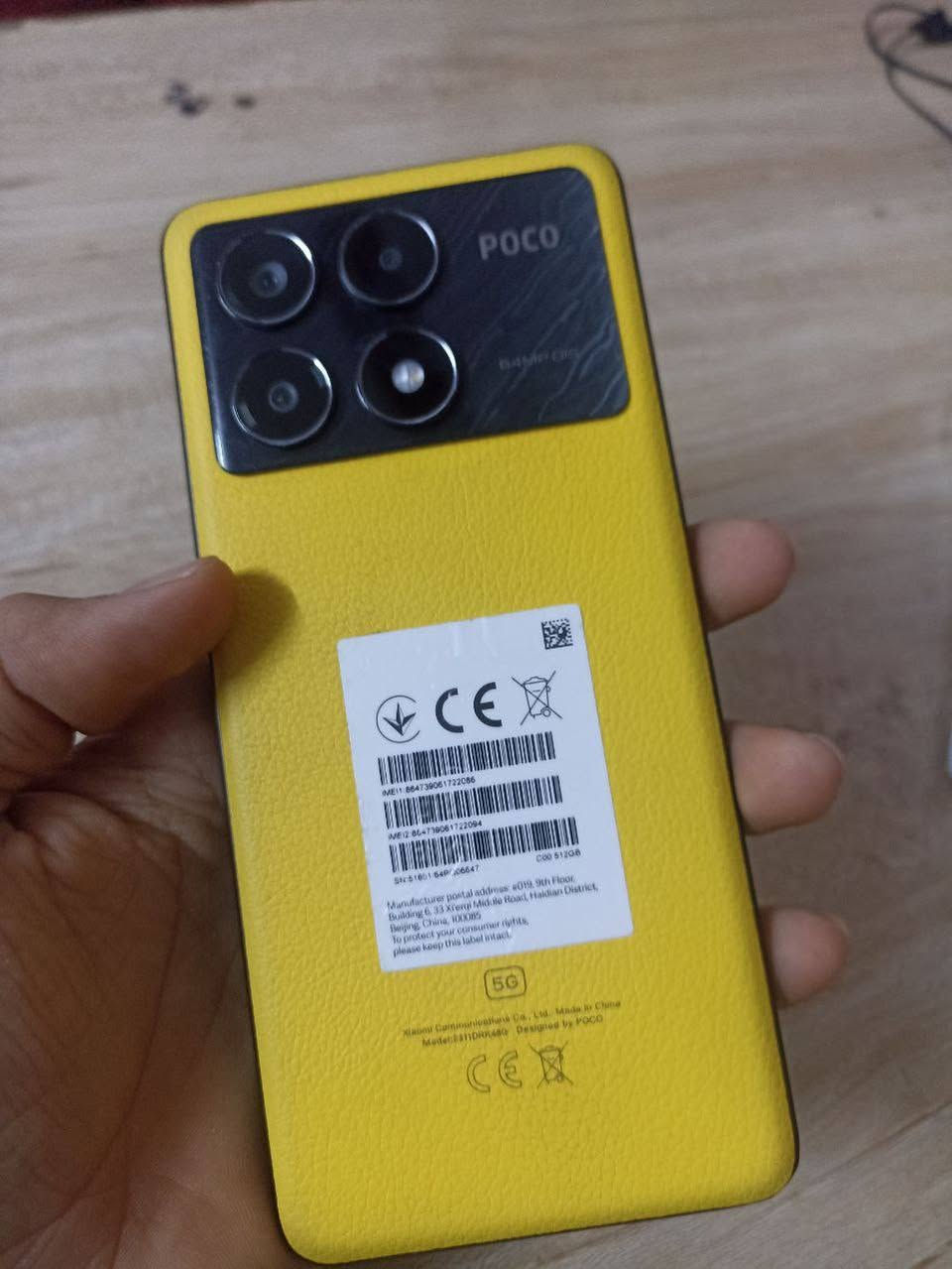 سلام عليكم جهاز POCO X6 PRO  مراوس بجهاز من سامسونج فئت S
POCO X6 Pro 5G (نسخة الـ 512 غيغابايت)
الجهاز غني عن التعريف، وحش بالألعاب والأداء، باللون الأصفر الملكي المميز (الظهر جلد فخم ومريح باليد).
⚙️ المواصفات الكاملة للجهاز:
الذاكرة التخزينية: 512 غيغابايت (مساحة عملاقة تكفي لكل ألعابك وتصويرك).
الرام (RAM): 12 غيغابايت (سلاسة تامة بالتنقل بين التطبيقات).
المعالج: MediaTek Dimensity 8300 Ultra (معالج قوي جداً وممتاز للألعاب الثقيلة مثل ببجي وغيرها على أعلى فريمات).
الشاشة: AMOLED بدقة CrystalRes (1.5K) بتردد 120Hz، تدعم مليار لون وألوانها جداً مشبعة وتفاعلية.
الكاميرا الأساسية: ثلاثية، الرئيسية بدقة 64 ميغابكسل وتدعم المثبت البصري OIS لمنع الاهتزاز أثناء التصوير وفيديوات بدقة 4K.
البطارية والشحن: 5000 مللي أمبير تدعم الشحن السريع جداً بقدرة 67 واط.
الشبكات: يدعم الجيل الخامس 5G.

⚠️ ملاحظة عن حالة الجهاز الحالية:
الشاشة الخارجية: تحتوي على كسر (فطر) واضح بالجهة السفلية (مثل ما موضح بالصور)، لكن اللمس والشاشة الداخلية شغالين بشكل طبيعي.
باقي أجزاء الجهاز: الظهر الجلد، الفريم، الكاميرات، والنظام كلها بحالة ممتازة وبدون أي مشاكل ثانية


**إذا كنت صاحب هذا الإعلان وتريد حذفه لأي سبب، رجاءا أرسل رسالة إلى الدعم الفني**
