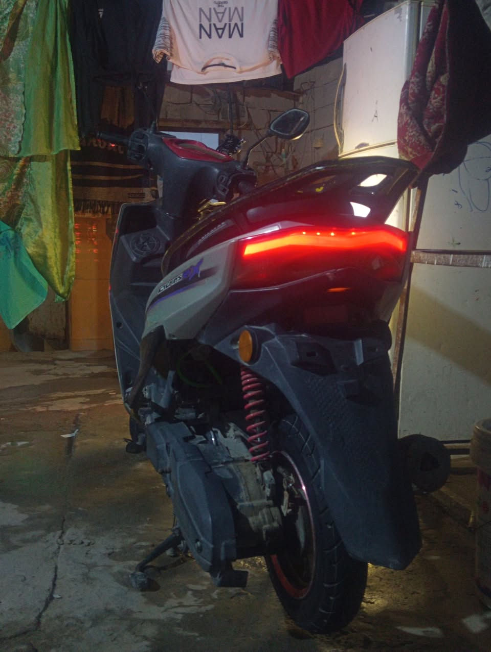 السلام عليكم للبيع دراجه سكنس صيني مكينه مفتوحه بوشه وبستم مكاني سوق الشيوخ ***********
