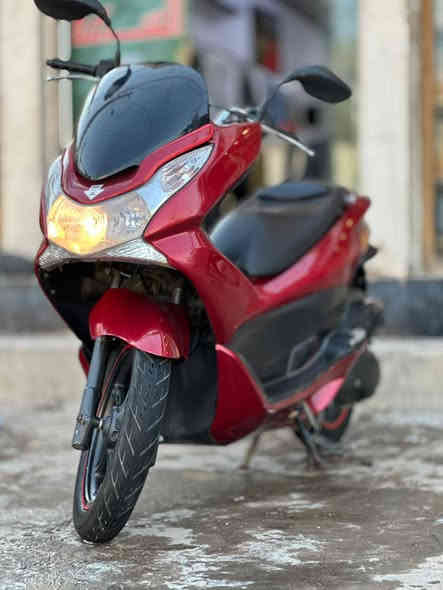 دراجه pcx للبيع ياباني جيل الاول
كامله اي نقص مابيها محرك مكفول الكفرات شوفت عينك السعر 1500 وبيها مجال قليل  مكاني بغداد الدورة شارع 60  للاتصال ‏‪***********
