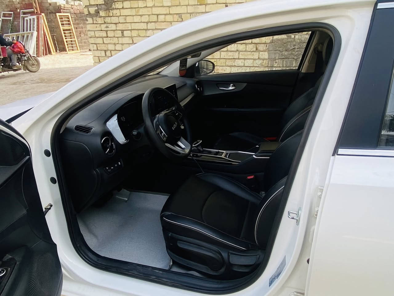 السلام عليكم k3موديل 2024
السيارة جاهزة مابيهه اي نقص بيهه بنيد مبدل وطخة خفيفه  بلجاملغ الايسر دواخل كلهه كفالة السيارة 

رقم اربيل بأسمي تحويل ثاني يوم 

(بيع او مراوس بكورلا صيني )

السعر ١٣٧ وبيها مجال بسيط 

مكاني بغداد الدورة ***********
