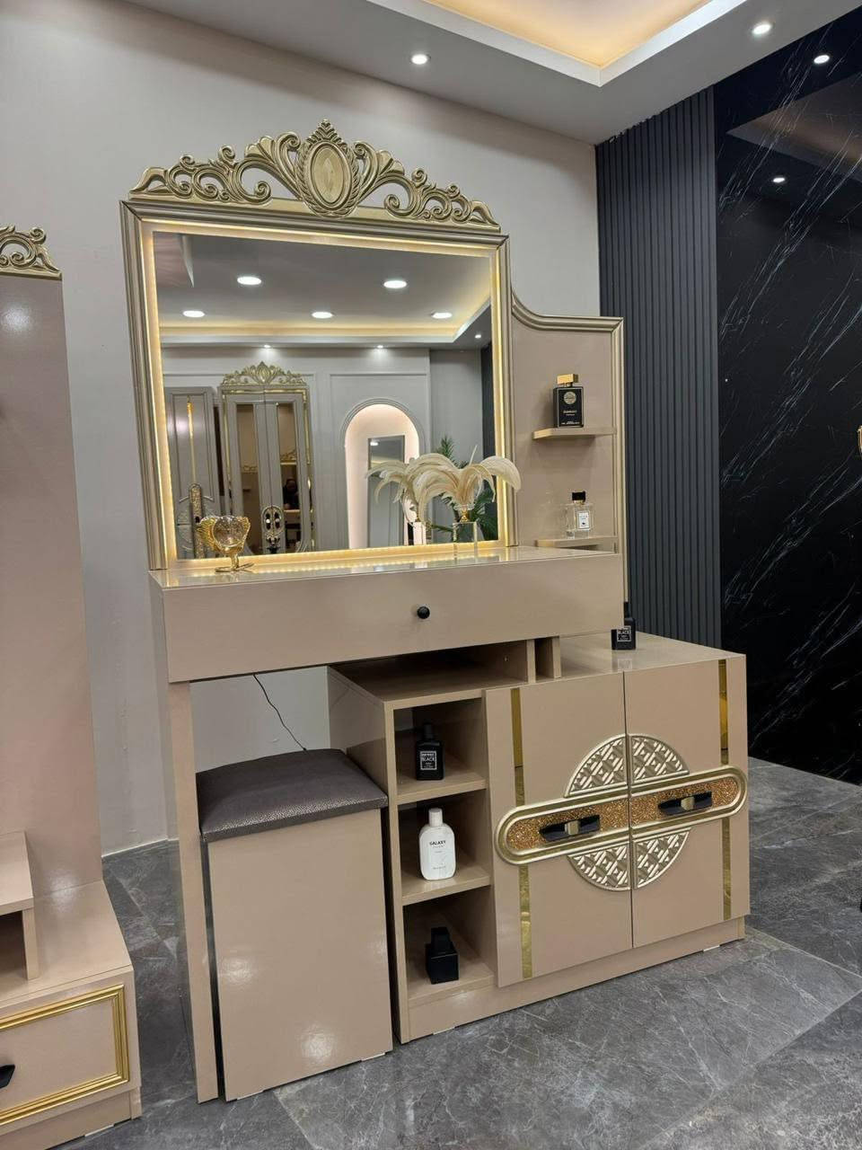 🔥 عروض محرم 🔥

✨ موديل هلسين المودرن ✨

✨ أناقة عصرية وتفاصيل فخمة مصممة بعناية لتمنح غرفتك لمسة راقية تجمع بين الجمال والراحة 🤍

11 قطع — كنتور مع ملحق 335 سم

✅ ضهر بلوك
✅ برغي وچوي حديد
✅ سرير مخزن جك
✅ صبغ حراري

📩 راسلوا الصفحة أو تواصلوا عبر الرقم:
📱 ***********
💬 يتوفر واتساب لخدمتكم
