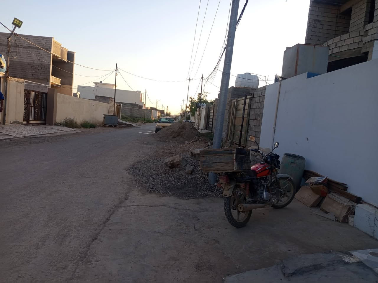 دار  300م للبيع طابو زراعي سند 25 بناء حديث خارطة وديكور وتصميم درجة اولى ماء وكهرباء وتبليط وخط مولد وإنارة حديقه وكراج مع سقيفة لثلاث سيارات و استقبال كبيرة وغرفتين نوم وصاله كبيره ومطبخ حار وبارد وصحيات داخليه وخارجية وبيتونه كبيره وممرات جانبيه و خلفيه شارع عرض 11م ام العضام شارع السده نقطة الشرطة فرع جامع إبراهيم الخليل أو مدخل مقابل مستشفى الرازي السعر 130مليون وبي مجال للشراي تفاصيل اكثر داخل الفيديو للاستفسار خاص او ***********
