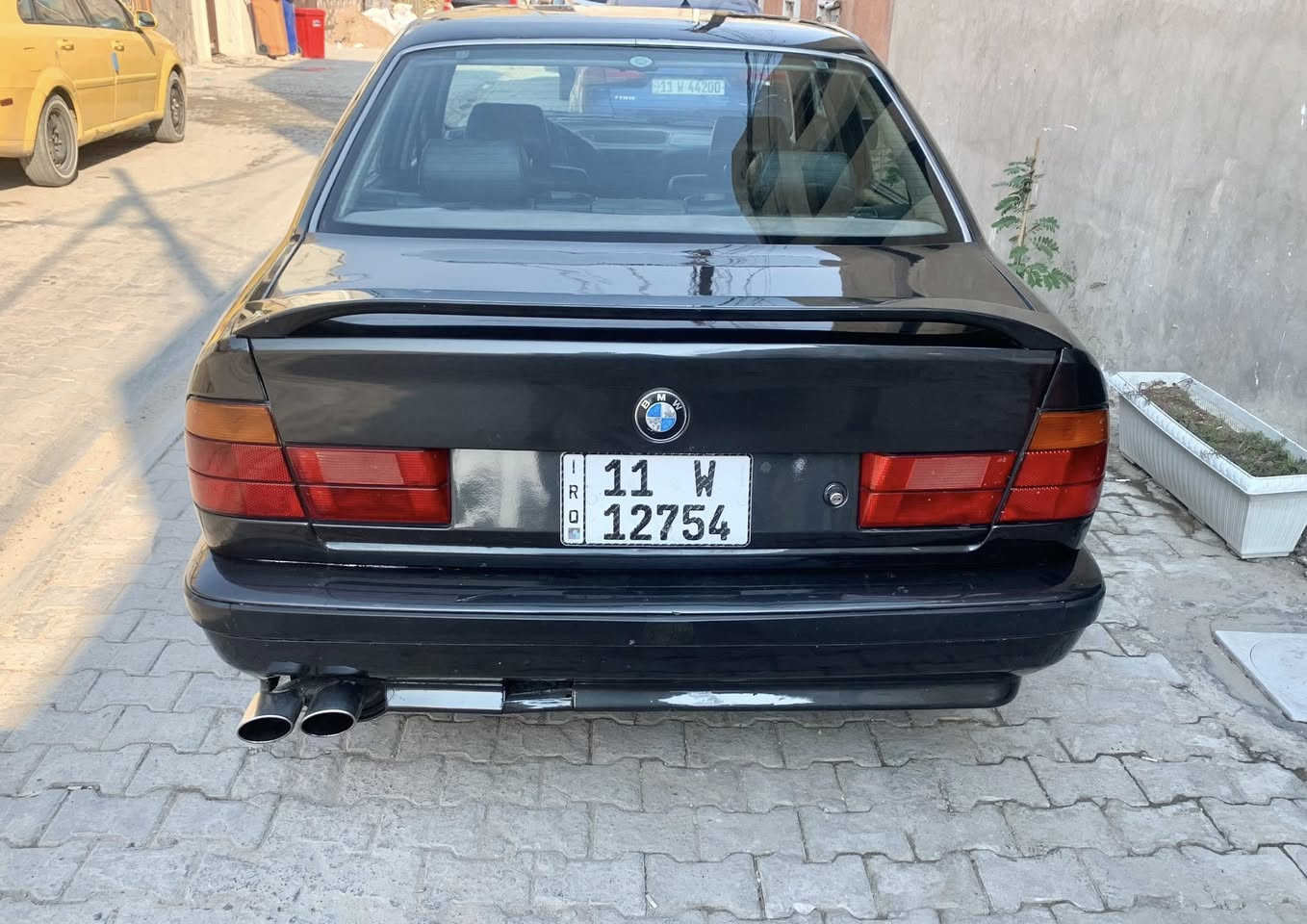 السلام عليكم
بي ام وارد ياباني موديل 1993حجم 525i مسكر اصل سنوية وبليته
بيها محرك وگير ٢٨ جديد 
مصبوغة عام مكفولة من اي ضربة 
حدادية جديدة 
تخم تاير جديد 
تبريد ثلج قطعتين 
كشنات كهرباء
رقم بغداد الدولي الجديد 
سيارة عليها ادامه كامله واحلى من الصور 
مكانها بغداد الزعفرانية 
السعر 68 وبيها مجال 
***********
