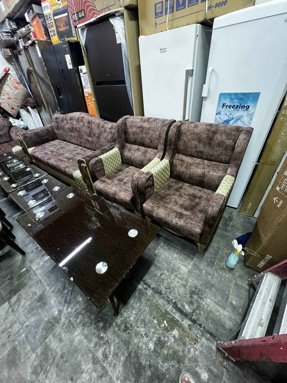 تخم يتكون من10قطع مع كراسي اربعه مع ميز زجاج خمس قطع للبيع للاتصال***********
