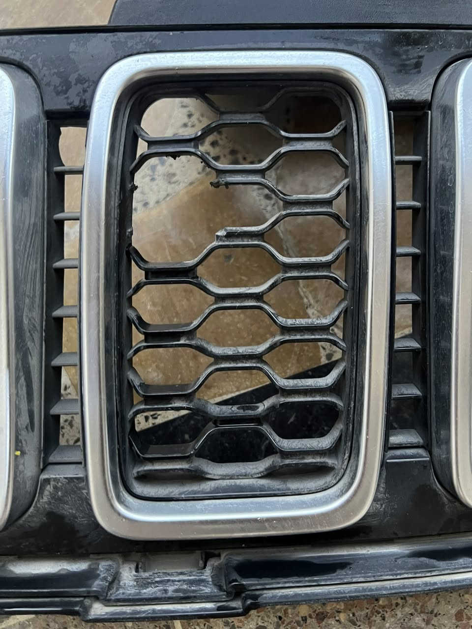 سلام عليكم شباب عندي شباك جيب لاريدو بس بس هذي الأضرار قيم و اعلى سعر أبيعه للاستفسار ***********
