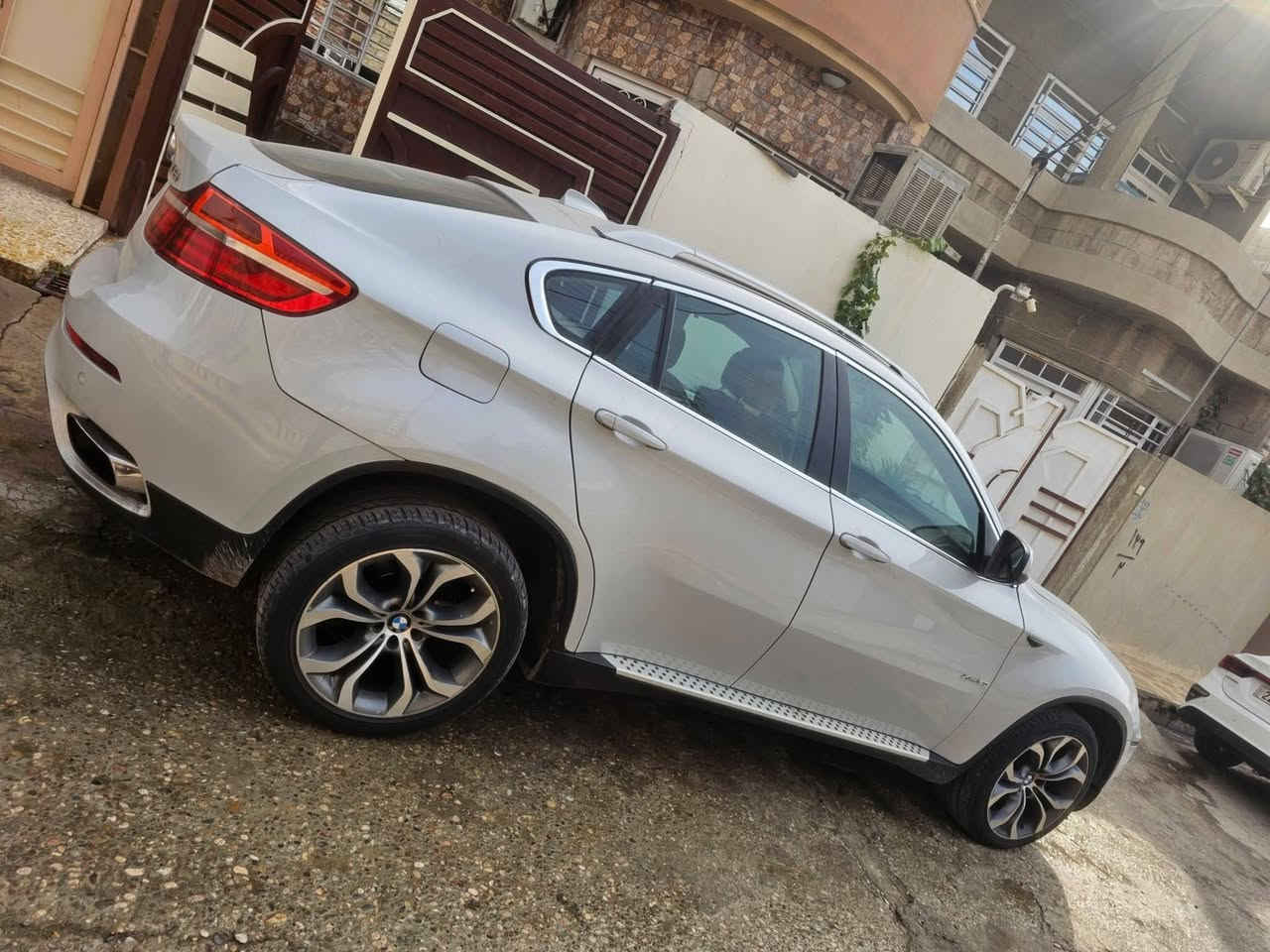 سلام عليكم اخوان السعر 125
X6 2013 50i x drive فول مواصفات
احلى x6 راح تشوفها بالواقع اجمل بكثير
السياره مصبوغه عام صبغ درجه اولى ب ١٣ ورقه 
حادثها مبين بالصوره مبدل قماره شرط الشغل بلاد و السياره كدام العين كاعده فول ١/١ 
السياره تمشي طبيعيه وين ما تريد روح بيها 
 بس انطيك المحرك بي سنتر مختلف سن واحد حسب الفحص
 و شويه يحتاج ترتيب  حتى لا تكلي طلع هيج و هيج
تجي تشوفها تقتنع و تاخذ
نواقصها بيها خربطه بالمحرك  بس تمشي طبيعي 
و برمجه frm الباقي كله شغال و حلو 
السياره ما عندي مجالها و محتاج اريد ابيع 
انطيك وياها غراض محرك كامل مفتر يطغ تسوي ادوات الك 
و هوايه شغلات تفيدك اذا ترتبها اخوان السياره كلش حلوه بس والله مجال ما عندي و صاحب السياره سكن دهوك يحولك شوكت ما تريد


**إذا كنت صاحب هذا الإعلان وتريد حذفه لأي سبب، رجاءا أرسل رسالة إلى الدعم الفني**