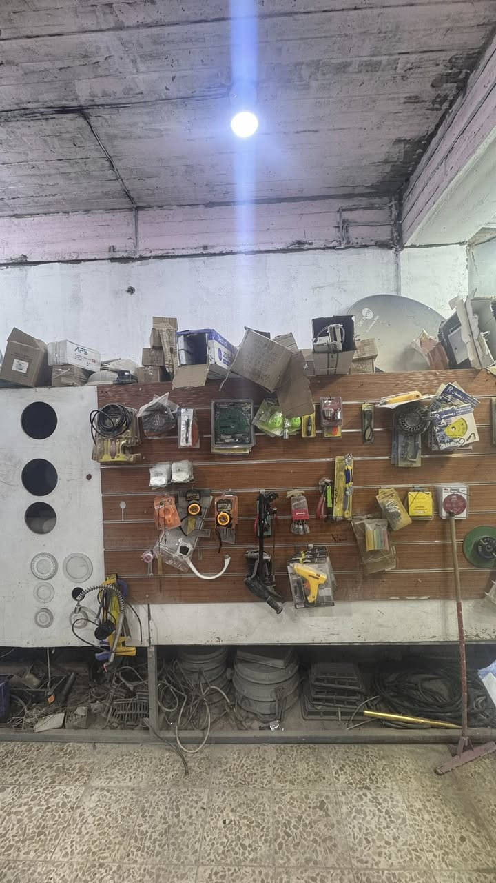 محل كهربائيات للبيع في سوق الجزيرة  🛠️
المساحة / 50 متر 
المحل مجهز بأحدث التجهيزات الكهربائية ولوازم الإنارة. يتميز بواجهة عريضة وحركة أرجل قوية جداً. البيع يشمل (البضاعة + الديكور + الاسم التجاري).
📍 العنوان: [ النجف الأشرف / حي الجزيرة / سوق الجزيرة ]
💰 السعر / خاص 

للاستفسار ***********.
