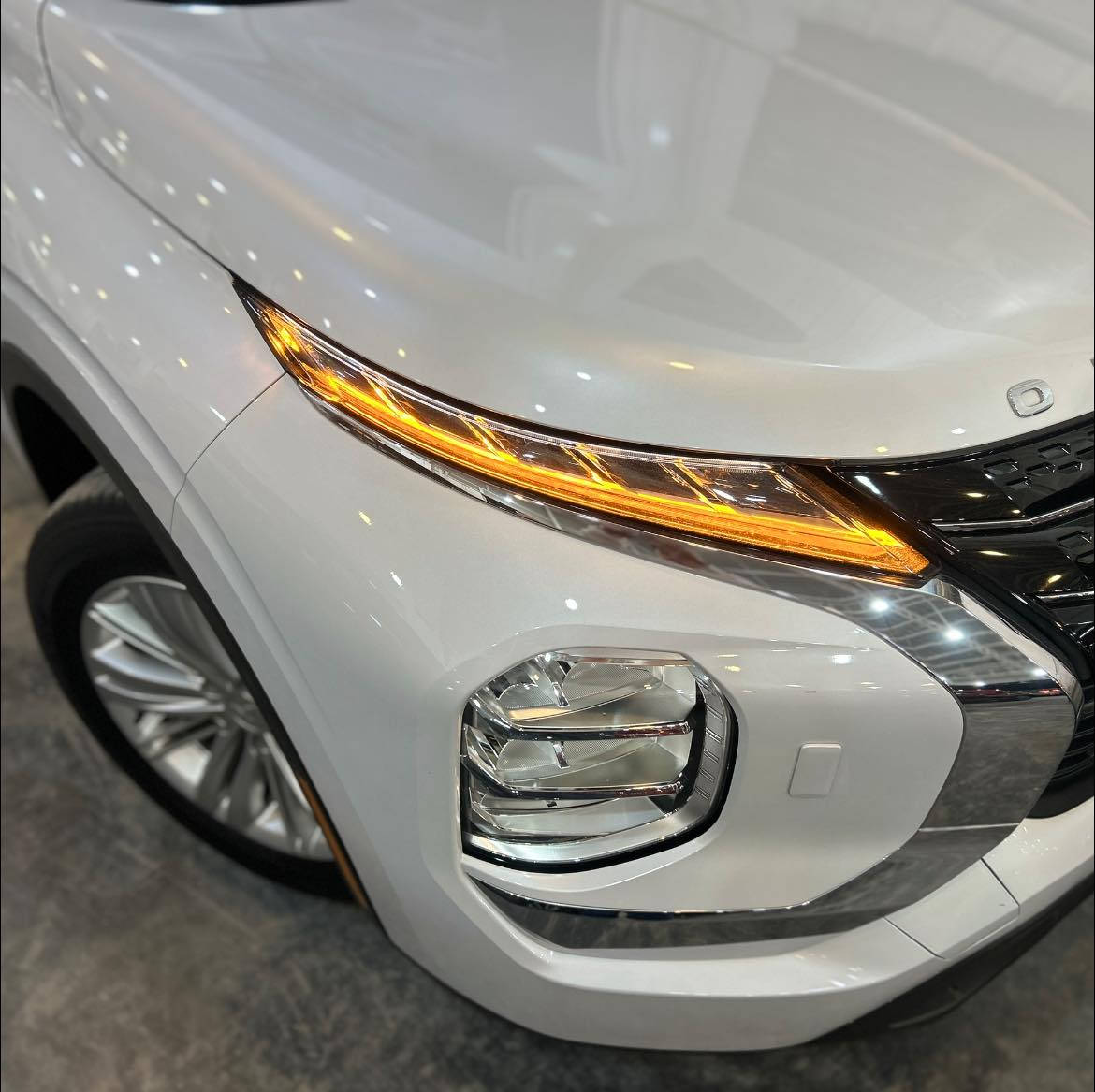 للبيع او مراوسه
MITSUBISHI 
OUTLANDER
2024
ES
2,5L
V4
5,600 MILES 

المواصفات ES 👑 ///
• محرك 4 سلندر
• سعة المحرك 2.5 لتر بنزين
• قوة 181 حصان
• عزم دوران 245 نيوتن متر تقريباً
• قير CVT أوتوماتيك
• نظام دفع رباعي  (AWD)
• أوضاع قيادة متعددة
• شاشة حجم 8 إنش
‏• Apple CarPlay
‏• Android Auto
• بلوتوث
‏• USB
• شاشة معلومات للسائق 7 إنش
• نظام صوتي 6 سماعات
• مثبت سرعة
• تحكم بالستيرنغ
• رادار أمامي (نظام منع التصادم)
• تنبيه مغادرة المسار
• نقطة عمياء
• تنبيه مرور خلفي
• حساسات خلفية
• كاميرا خلفية
• فرامل طوارئ أوتوماتيكية
• جنوط ألمنيوم 18 إنش
• مصابيح أمامية LED
• إضاءة نهارية LED
• مرايا بإشارات
• دخول ذكي
• تشغيل زر
• مكيف أوتوماتيك ثنائي المنطقة

ضرر// بابين صبغ فقط ❗️شرط فحص 
بدون دواخل ✅
شواصي سليمة 💯
بدون ايرباك ✅

 JA4J4UA84RZ065053

السعر///230$ ورقة وبيها مجال 💵

سيارة جاهز ما بيها اي نقص ✅

بوليش و حمام جديد ✅

سيارة كاتي يترقم المحافظات شمالية ✅

العنوان- كركوك 🌇

📞 0770 912 5605
