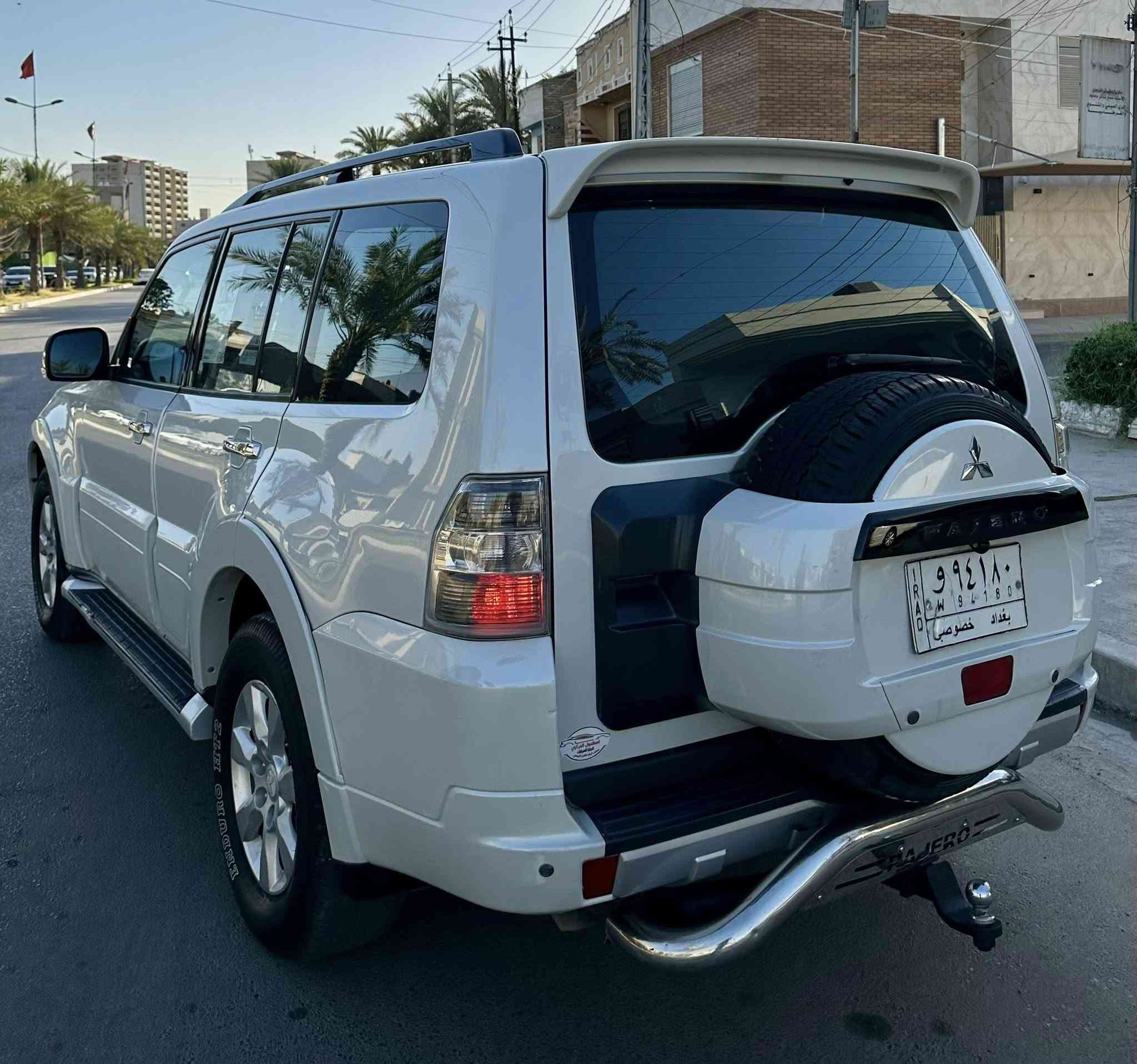 باجيرو موديل 14 حبتور مكفوله من الصبغ والباردماشيه97 الف قابل للزياده السياره كامله من كل النواحي صدر امامي خلفي جديد تخم تاير وباتري جديد كلشي شغال بالسياره وجديد تبريد ممتاز داخل جديد شاشه كار بلي نسختين مفتاح لايت زنون اصلي زراك دعاميه كشن كهرباء فور ويل سلايت روف طكتين داخل جلد صحراوي تطعيم دشبول وستيرن صاج يدات ومري نكيل  مري شفط اناره ترحيب فور ويل ومعروفه موصفات الباجيرو درع خلفي ختم باجيرو مكان السياره البياع حي الاعلام السعر 15600$ وبيه مجال بسيط
*********** الاتصال
