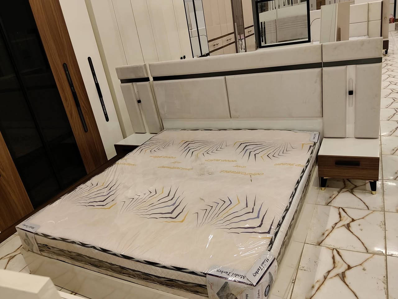 7 قطع كنتور ملحق اناره براكيت بالسرير سرير مخزن متوفره الان في معرض الشركه الكائن طريق رفاعي نصر مجاور جامعة اوما الاهليه للاستفسار اكثر يرجى الاتصال على الارقام التاليه 
***********
*********** واتس فايبر تلگرام 
البيع بطريقة النقد والاقساط 
الشد والنقل داخل محافظة ذي قار مجانا
