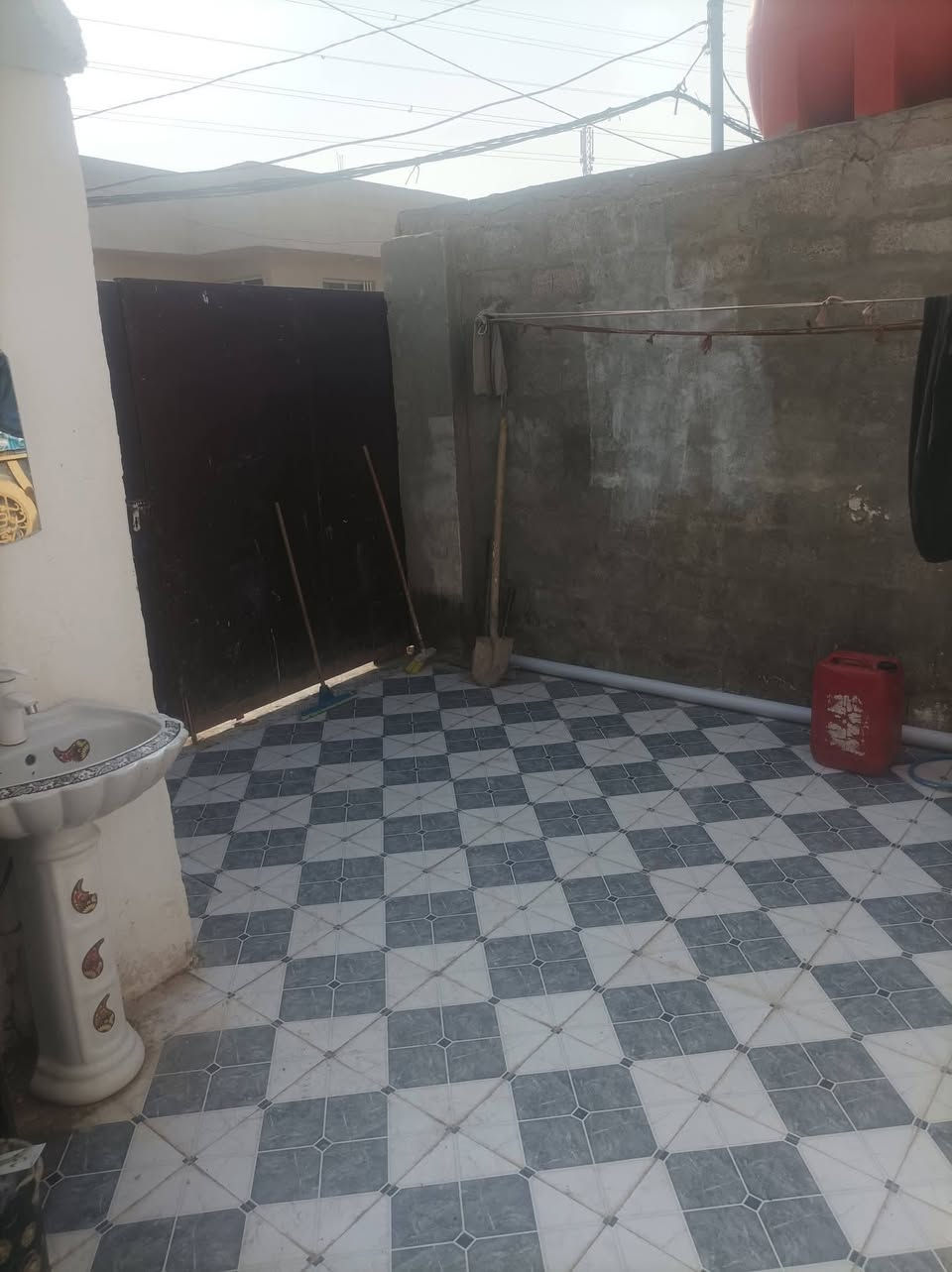 بيت للبيع نزله التمايمه مساحه 160 غرفتين نوم  صاله ومطبخ وستقبال وصحيات خارج وداخل كل سراميك بيت مرتب  البت بلوك  سكف عكاده وصاب الصطح ومزفته  بيت خير من الله السعر مناسب جدا للاستفسار الاتصال ***********
