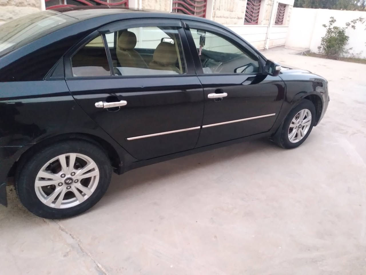 السلام عليكم
سوناتا للبيع 2009لون اسود
خليجي  2400
سنويه نافذه من 2018
فول مواصفات فتحه 
شاير بالمرايه 
تحكم ستيرن جهتين
مكفوله من ضربه وصبغ 
محرك مفتوح  حالين ترايك وين متريد 
بيها فقط بارد باب الخلفي وشخوط خباثه 
صدر أمامي خلفي كله جديد الاصلي 
تخم تاير جديد 
رقم سليمانيه تريد وكاله تريد تحويل 
السعر 115وبيها مجال 
مكان سياره واسط عزيزيه اي استفسار الاتصال 
***********// ***********
