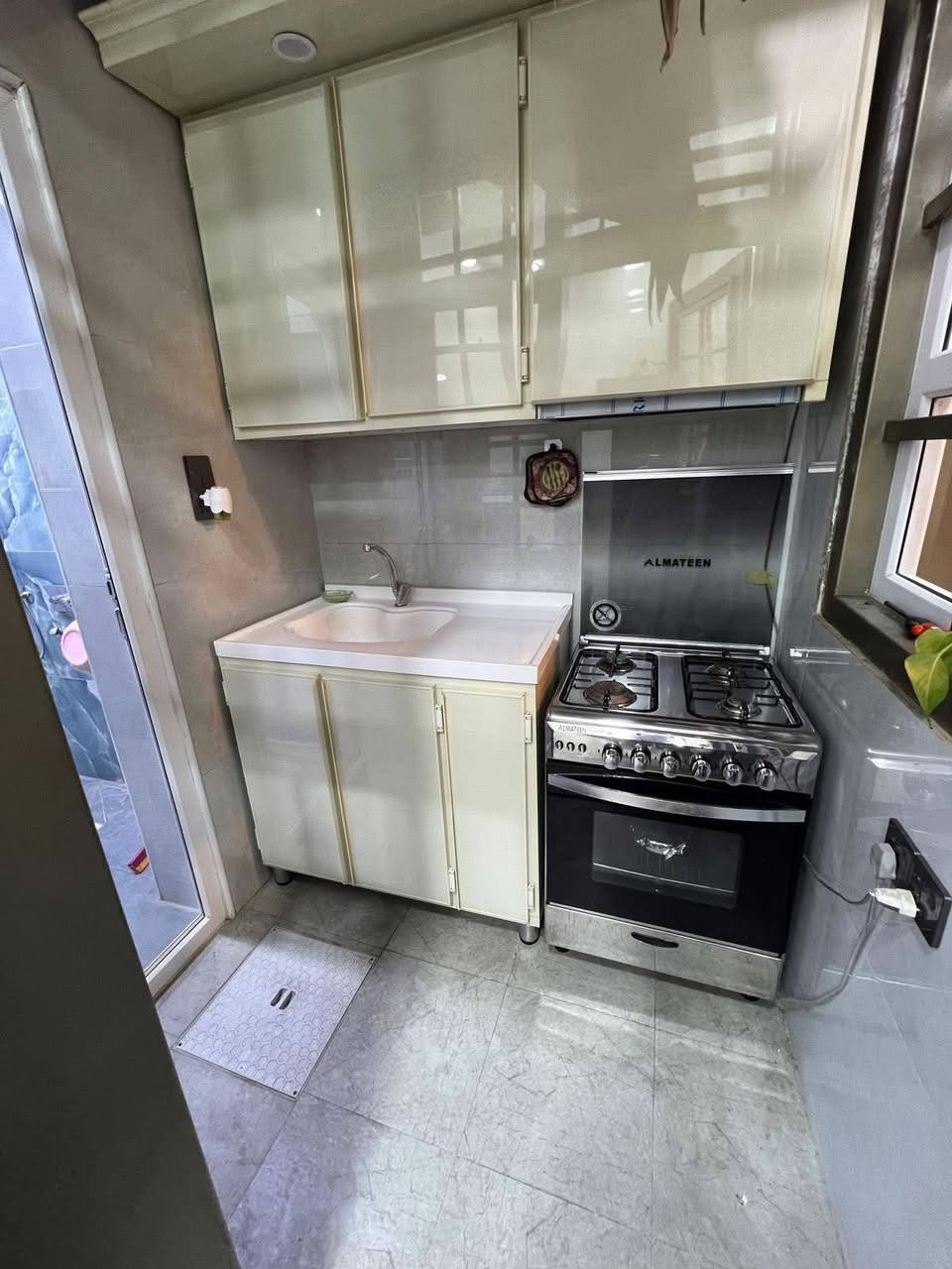 بيت للبيع المساحة 110 متر واجهة 5 ونص ونزال 18 متر
الموقع الكوفة السهيلية مقابل المستشفى العراقي اول بيت عن الشارع العام 
بناء درجة اولى صب اساس وسقف جسور مو حصيرة 
ارضية بورسلين هندي درجة اولى شركة ايتاكا 
بيبان حديد تعويج 
الخشب صاج درجة اولى 
غرفة ومطبخ وصالة واستقبال وصحيات داخلية وخارجية 
الطابق الثاني غرفة وبيتونه 
للأستفسار  ‭0780 526 0856‬
