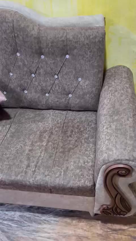 سلام عليكم تخم قنفات كامل ماعدة الاركان مو ويله للبيع نضافه 90/. نضاف لاكسر ولا زلغ حته الاقماش نضيف سعر 450 الف جربايه صاج اصلي مامستخدمه نهائيا جديدة سعر 125 الف مكام البصرة الاتصال ***********
