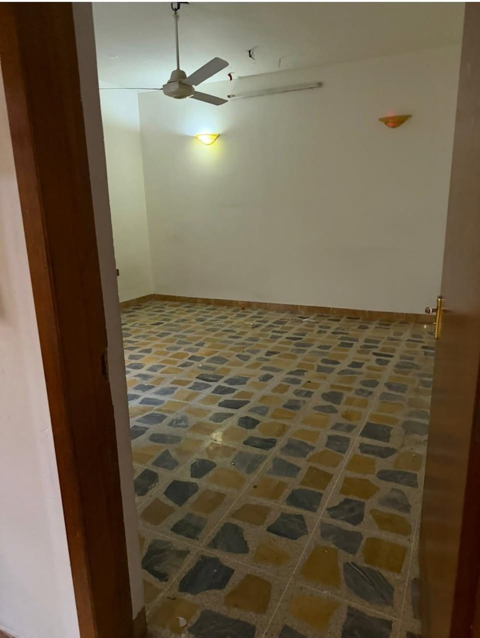 عروض مكتب زين العابدين للعقار
🔹دار للايجار 
🔹مساحةً٣٠٠ م
🔹الموقع حي الفرقان/البعث خلف مجمع ميدكا الطبي
🔹٥غرف نوم
للتواصل زيارة مكتبنا او الأتصال على الارقام 
***********
***********
نستقبل كافة عروض البيع والشراء والإيجار 
موصل تقاطع الجسر الرابع بجانب شاورما هاتاي
