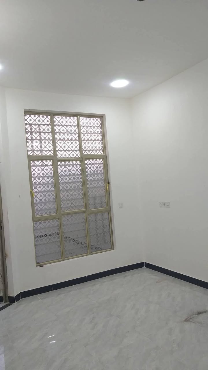 السلام عليكم مشتملات عدد 3 ثنين طبك والثالث بالفرع بصف الركن للبيع غير مسكون البناء حديث درجة اولى يقعن على شارع 20م في الكوت منطقة حي الحكيم نزلة بيت خليفة او نزلة التمايمة مقابيل الساحة مساحة كل مشتمل 100م البناء طابوق درجة اولى والسقف صب مسلح والارضية والجدران سيراميك ويتكون كل مشتمل من غرفة وصالة ومطبخ واستقبال وصحيات داخلية وخارجية ومتوفرة كافة الخدمات ومرقم من قبل البلدية وسعر المشتملات الطبك كل مشتمل 45 وبي مجال والثالث سعرة 36 وبي مجال الاستفسار الاتصال على هذا الرقم ***********
