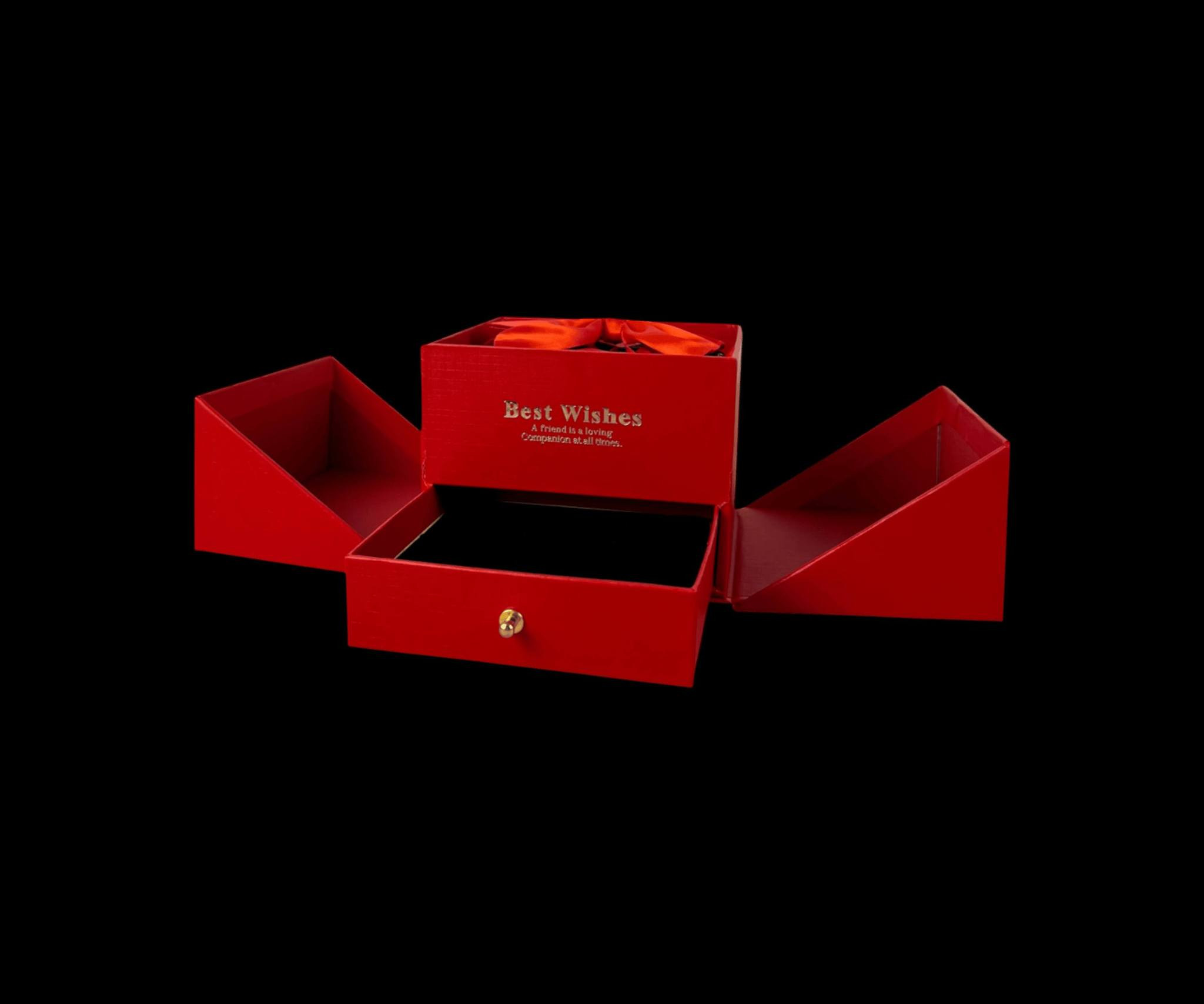 بوكس هدية مفاجأة السعر 15 ألف 
مع درج سري – Best Wishes

الاستخدامات

تقديم الهدايا الرومانسية بطريقة فخمة ومفاجِئة

مناسب لعيد الحب، الخطوبة، الزواج، أعياد الميلاد والمناسبات الخاصة

يمكن وضع عقد، خاتم، ساعة، عطر صغير أو رسالة حب

مثالي لهدايا الأزواج، الأحباب، أو شخص مميز

المميزات

تصميم أنيق على شكل قلب بلون أحمر فاخر

آلية فتح جانبية تعطي تأثير مفاجأة مميز

درج سفلي مخفي لحفظ الإكسسوارات أو المجوهرات

بطانة داخلية ناعمة لحماية المحتويات

ورد صناعي مع ربطة أنيقة يعطي لمسة رومانسية

صناعة متينة تحافظ على شكل البوكس

مقاس عملي لا هو كبير ولا صغير – مناسب للتقديم والهدايا

محتويات الصندوق

بوكس هدية على شكل قلب

درج سفلي مدمج

ورد صناعي داخلي مع ربطة

كيس هدية أنيق مكتوب عليه Best Wishes

الملاحظات

قياس المنتج:

- الطول: 13 سم
- العرض: 13 سم
- الارتفاع: 10 سم

قياس الكارتون:

- الطول: 14 سم
- العرض: 14 سم
- الارتفاع: 13 سم

الإكسسوارات المرفقة مع البوكس تكون ضمن العرض.

نوع وشكل الإكسسوارات قد يختلف حسب التوفر (سلسلة، تعليقة، أو إكسسوار مشابه).


**إذا كنت صاحب هذا الإعلان وتريد حذفه لأي سبب، رجاءا أرسل رسالة إلى الدعم الفني**