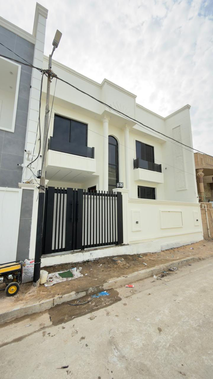 الدار للبيع
📍 الديوانية _حي الجامعة – شارع 20 التجاري – مقابيل المنتزه

تفاصيل الدار 🏠 :
🧊 طابو صرف 
📐 المساحة: 200 م
🏢 طابقين – بناء جديدVip
📏 واجهة 10 م × نزال 20 م
✨ تصميم راقي ومساحات مدروسة:
✨4غرف نوم مريحة
✨صالتان فخمة بتصميم عصري
✨غرفة استقبال +مدخل
✨مطبخ حديث بتجهيز كامل
✨كراج سيارة
✨3مجموعات صحية
🏗️ مواصفات بناء عالية الجودة:
▪️ أساسات كونكريت مسلح (رفت) + سقف كونكريت
▪️ بناء طابوق 9 إنج
▪️ حديقه وشالات داخليه
▪️ شبابيك وأبواب ألمنيوم تركي PVC عازل
▪️ أرضيات مرمر تركي فاخر للطابق الأراضي 
▪️ أرضيات بورسلين للطابق الثاني
▪️ أبواب خشب تركي أصلية + أبواب قاصة
▪️ جبس بورد نقشات مغربية مع سحبات 
▪️ منظومة كاميرات مراقبة حديثة
▪️ منظومة غاز متكاملة
▪️ خط مولد كهرباء
▪️ ماطور ماء + خزان ماء+سخان ماء
▪️ صحيات ومغاسل حديثة
▪️ سيراميك لوح مطبخ صحيات
💎 مميزات العقار:
✔️ بناء حديث – غير مسكون
✔️ تشطيب موديل عصري
✔️ موقع ممتاز 
✔️ جاهز للسكن الفوري
📞 للاستفسار مكتب محمد البديري للعقار والمقاولات العامة 
*********** واتساب فقط
***********
