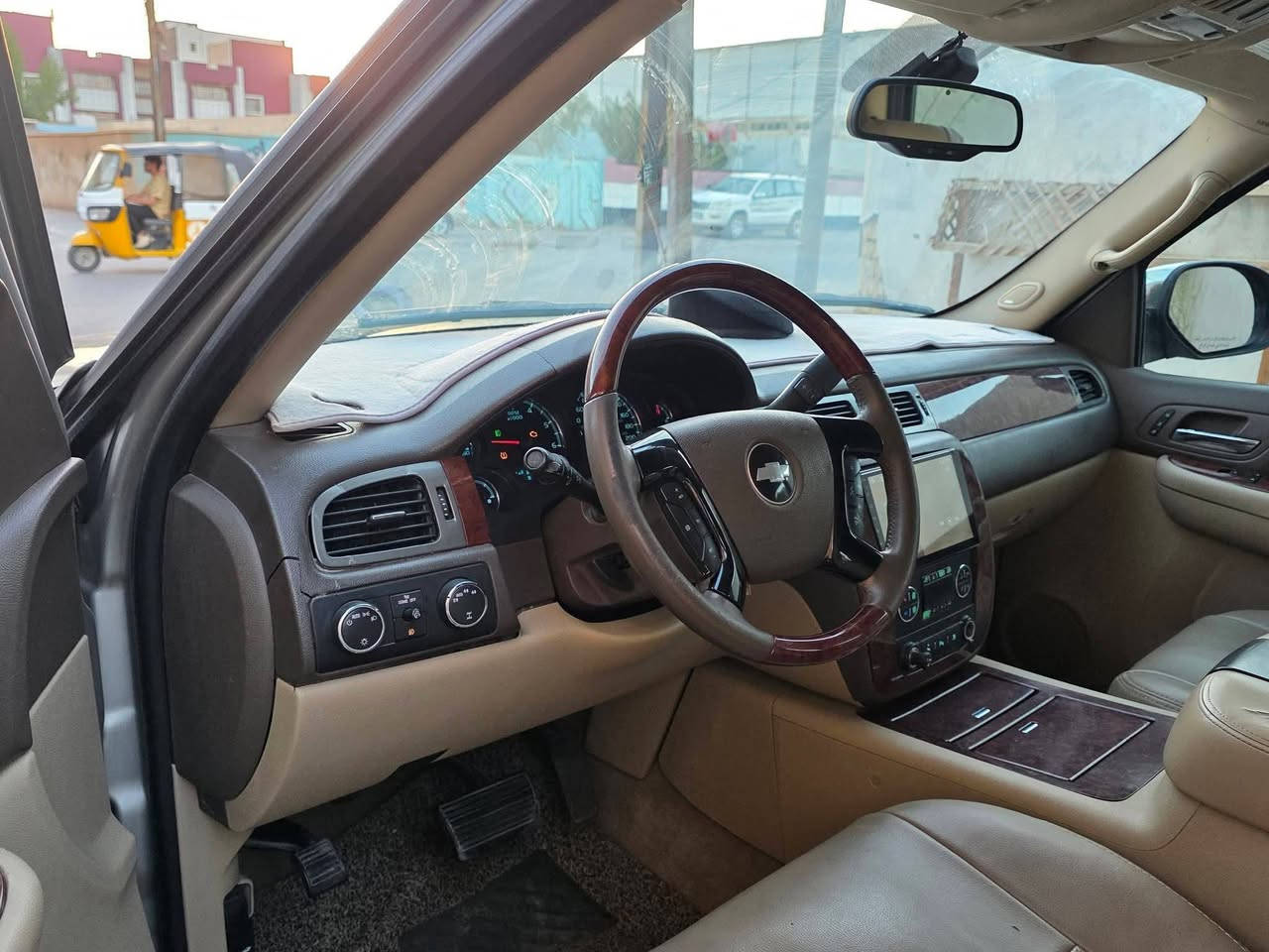 ادوات ادوات ادوات
كفالة من الكص والفتح والضربة 
للبيع: Chevrolet Tahoe 2010 LTZ
 • الموديل: 2010
 • الفئة: LTZ (أعلى فئة)
 • المحرك: V8 سعة 5.3 لتر
 • ناقل الحركة: أوتوماتيك
 • الدفع: دبل / رباعي
 • اللون: ذهبي فاتح
 • المقاعد: جلد
 • فتحة سقف
 • شاشة + نظام صوت
 • حساسات خلفية
 • كاميرا خلفية
 • جنوط كروم أصلية
 • مصابيح ضباب
 • مرايا كهرباء
 • باب خلفي كهربائي
 • تكييف ثلج أمامي وخلفي

الحالة:
 • السيارة نظيفة من الداخل والخارج
السعر 105 وبيها مجال 
الرقم / ***********

