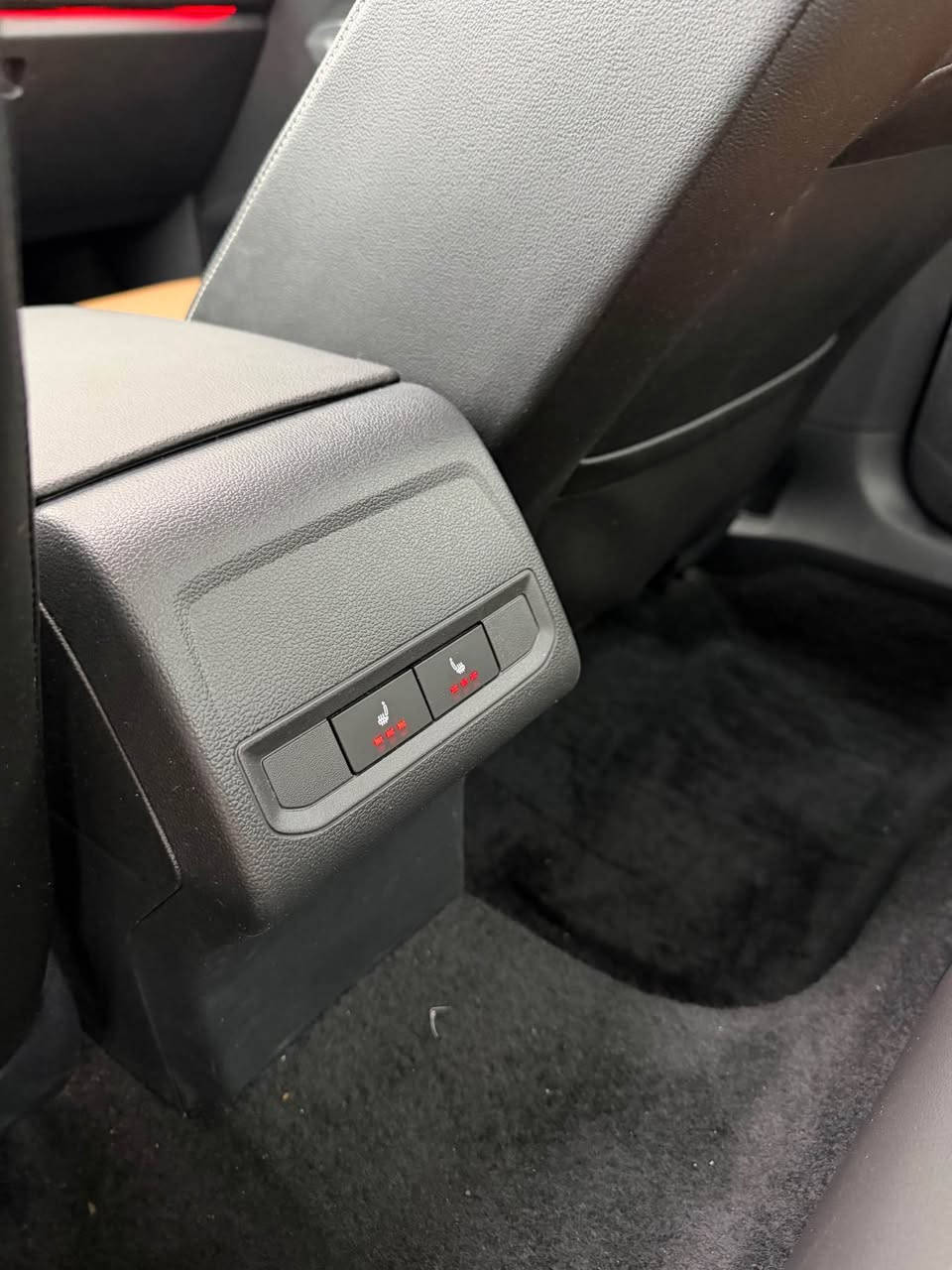 volkswagen jetta 2024 sel premium
سلاو جیتا ٢٠٢٤ موسەفات پریمیۆم ٢٠٢٤ 
گوشین سارد و گەرم رادار ٣٦٠ دەرەجە ناو قەیسی و رەش بیلادی کامل لیدی بیلادی لەسەرە  سیارەکە ٢١هەزار میل رۆشتوە پشت و پێش کەپسە بی ئیرباگە هەتا ئیرباگی شانیش بە شەرتە 
بۆنیت و جاملغ سبوخە بی ئەوەی یەک نوقتە داخیلی هەبیت 
نرخی 191 وەرقەیە و مەجالیک
0750-049-4993
*********** أربيل, العراق
