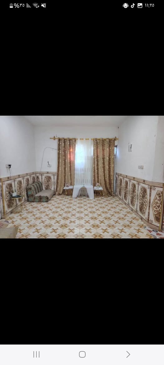 سلام عليكم  بيت البيع  مساحه 200متر زراعي   بي وصل طابو 
كامل  عله اخر حبايه بيت جاهز صطح شتايكر كامل  يحتوي على غرفتين 4×5 صاله 4×8 مطبخ 6×4  ديوانيه 7×4 صحيات خارجيه او داخليه طارمه  حديقه   بيت كامل شارع 10 متر يبعد عن تبليط 100متر  موقع  سديناويه قرب مدرسه صفي الدين لاستفسار ***********
