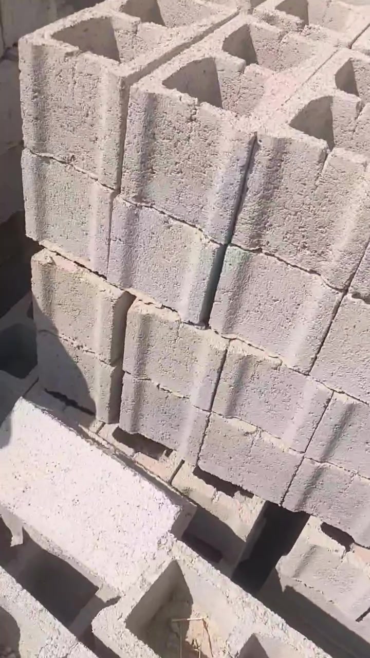 سلام عليكم عندي هيكل واصل للرباط 200متر مقابيل المدرسه علي شاهين حي البدر شارع تبليط سعره 33بي مجال شي قليل الشراي يخابر***********
