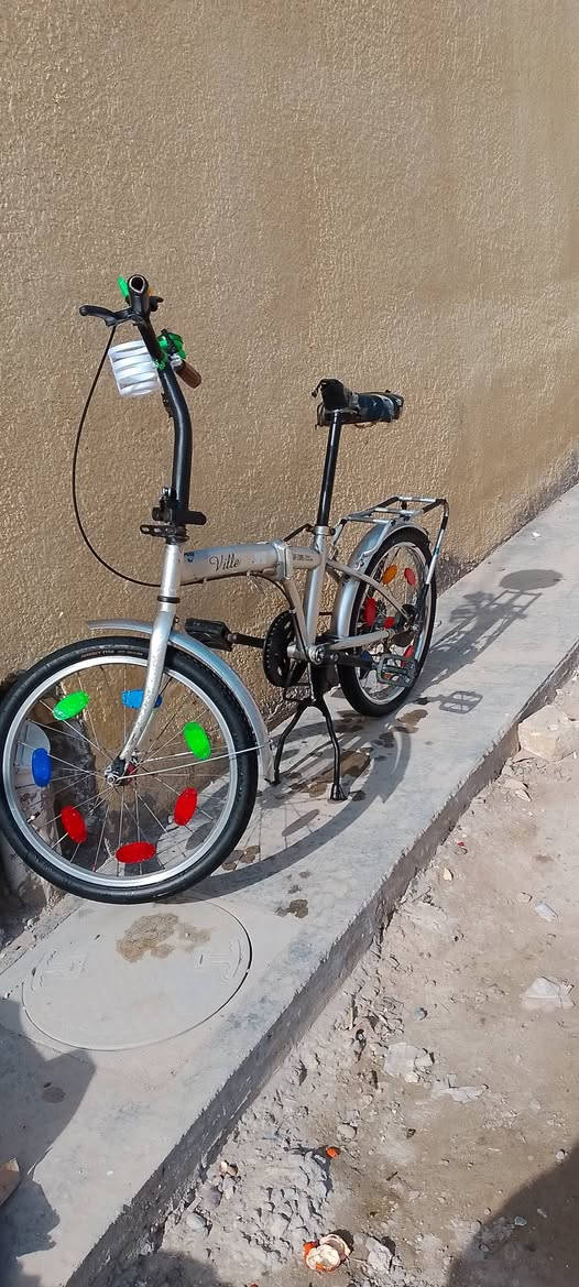 السلام عليكم بايسكل حجم 20للبيع تخم وياله تخم تاير زنجيل جديد مكينه جديده عكرب جديم مامصبوغ بلادي سعر 60 وبي مجال ***********
