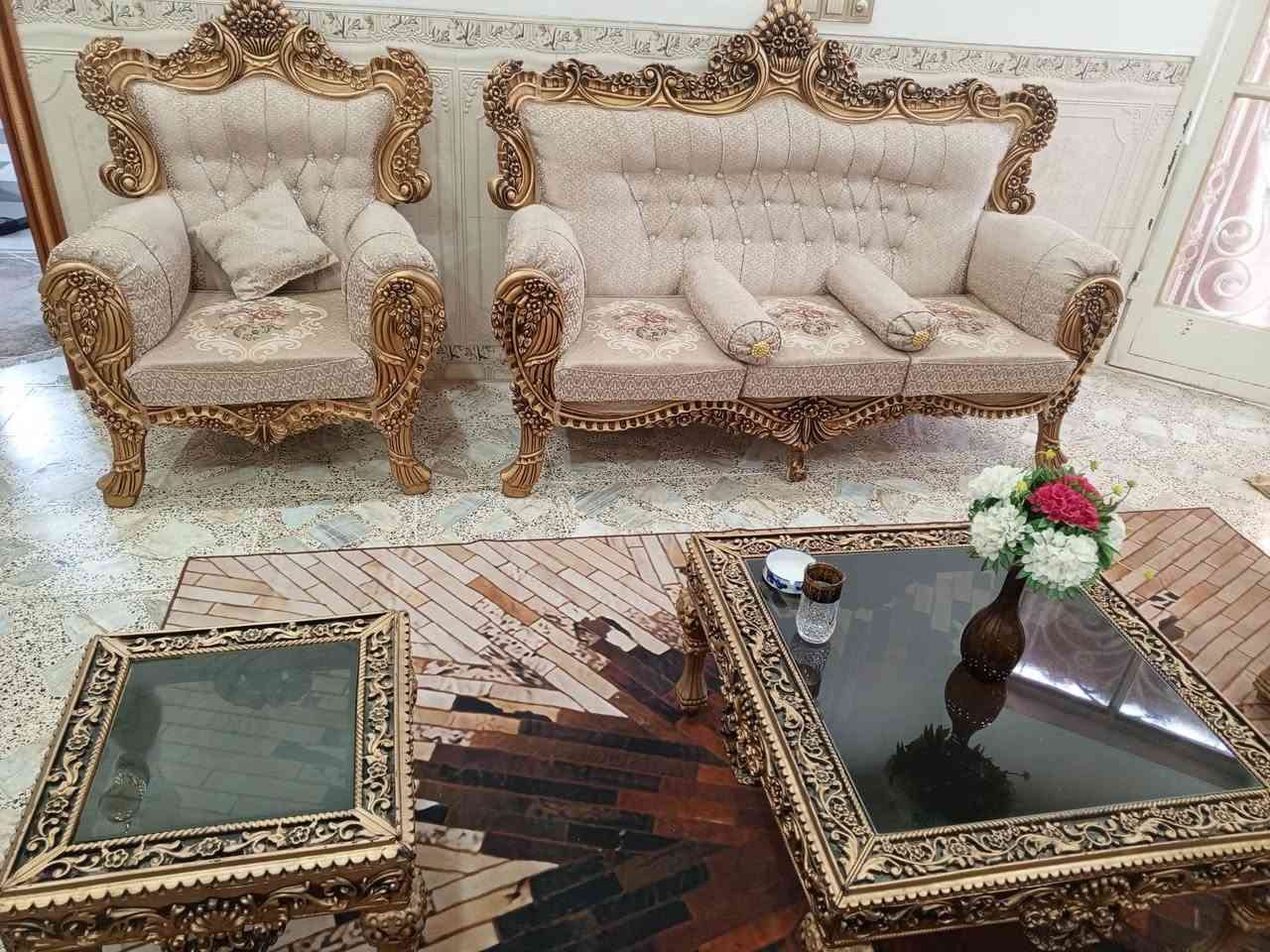 تخم ملكي ١٠ مقاعد مع ثلاث طبلات وكوشات كاملة نضيف جداً للبيع للتواصل اتصال على رقم الهاتف***********
