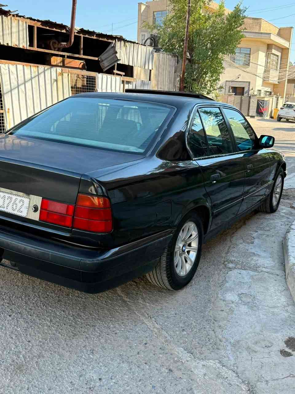 بي ام 535 موديل 91 محور 40 كير عادي من الطول للطول سيارة جاهزة من كلشي تبريد حدادية امامية جديدة خلفية نص عمر رقم جديد هزة جديدة السعر 75 للاستفسار ***********
